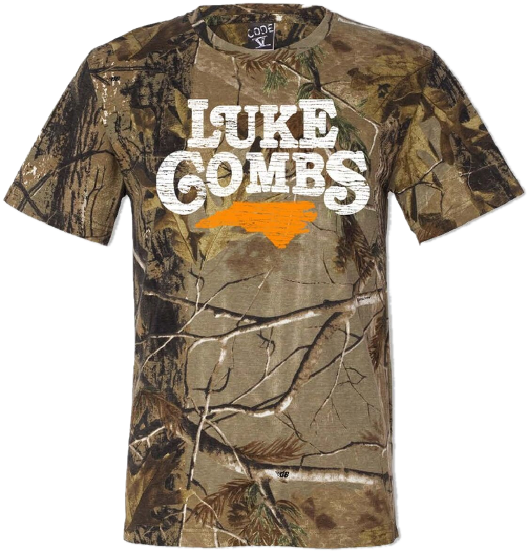 迷彩動態 桌布 壁紙 — 一件迷彩T恤，上面有粗體白色文字寫著Luke Gombs，以及一個橙色的北卡羅來納州形狀。