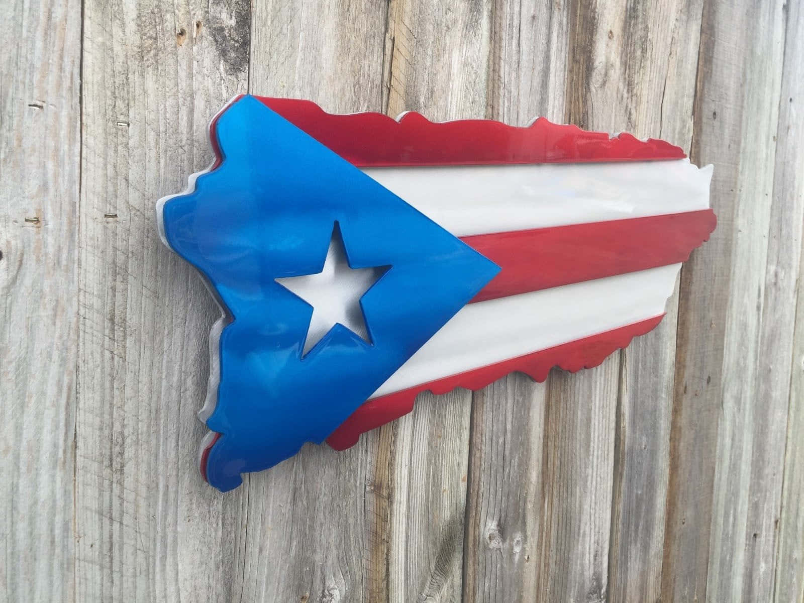 Puerto Rican 桌布 壁紙 — 一件閃亮的波多黎各旗形金屬藝術品，安裝在風化的木板上。
