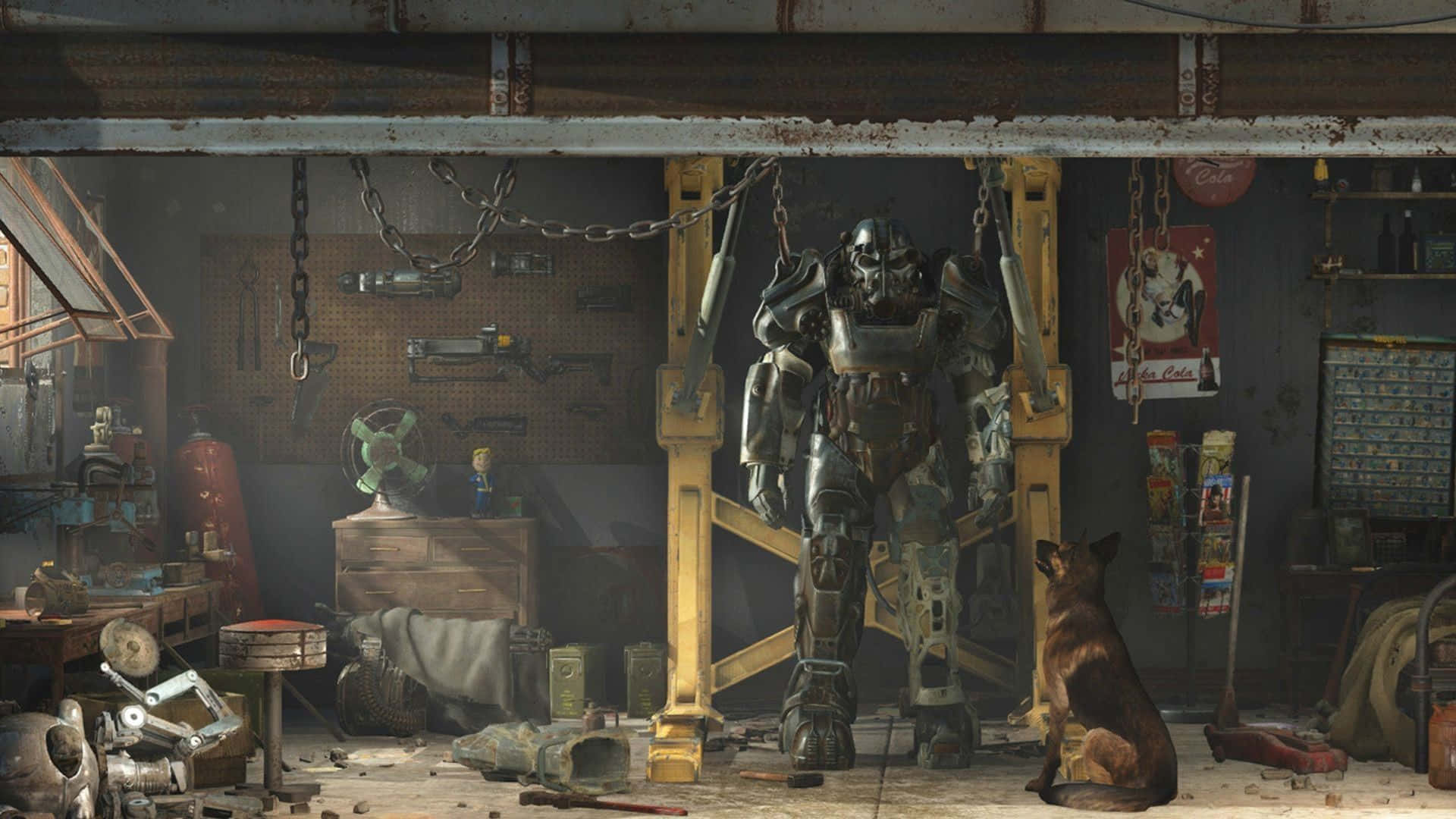 Fallout 4 Power Armor 桌布 壁紙 — 一件風化的動力裝甲套裝掛在雜亂、佈滿灰塵的工作室中，一隻狗警覺地坐在附近。