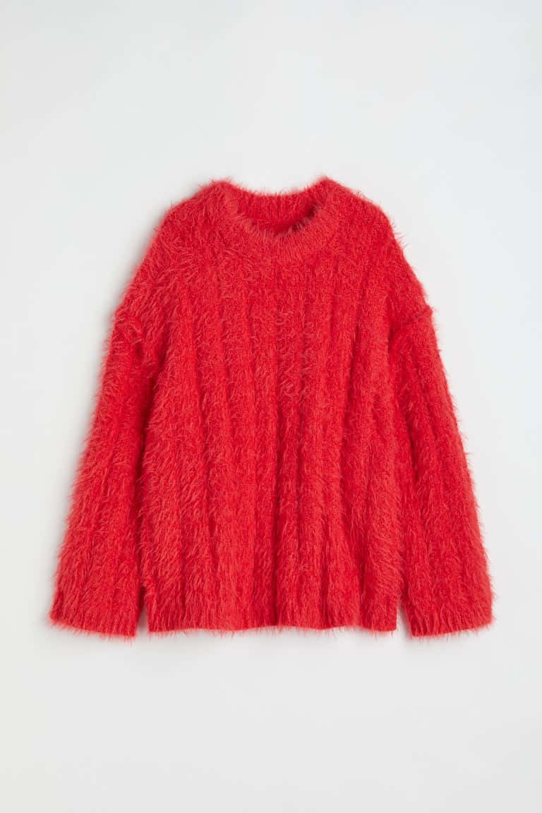 Red Sweater 桌布 壁紙 — 一件鮮紅色毛茸茸的針織毛衣，長袖圓領，平放在純白色背景上。