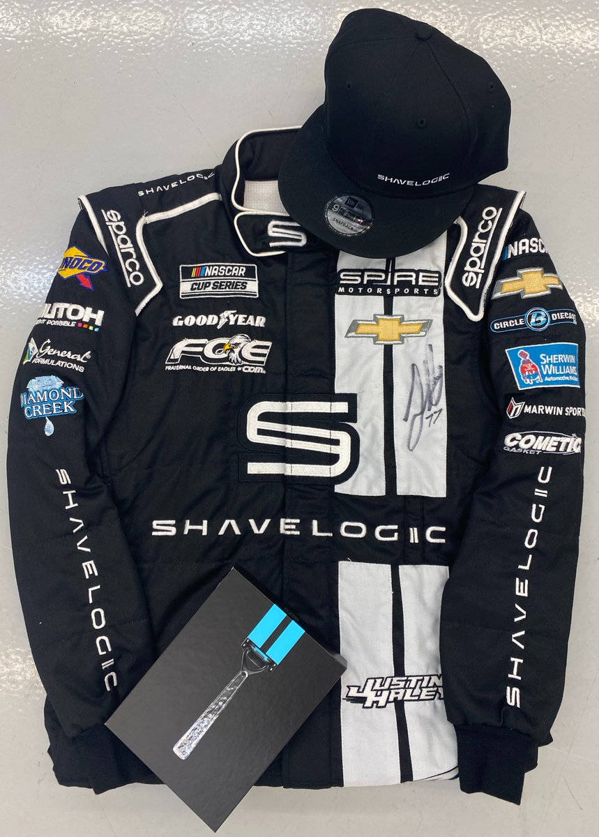 Mens Fashion 桌布 壁紙 — 一件黑白NASCAR賽車外套，帶有贊助商標誌和配套帽子，平放在淺灰色表面上。