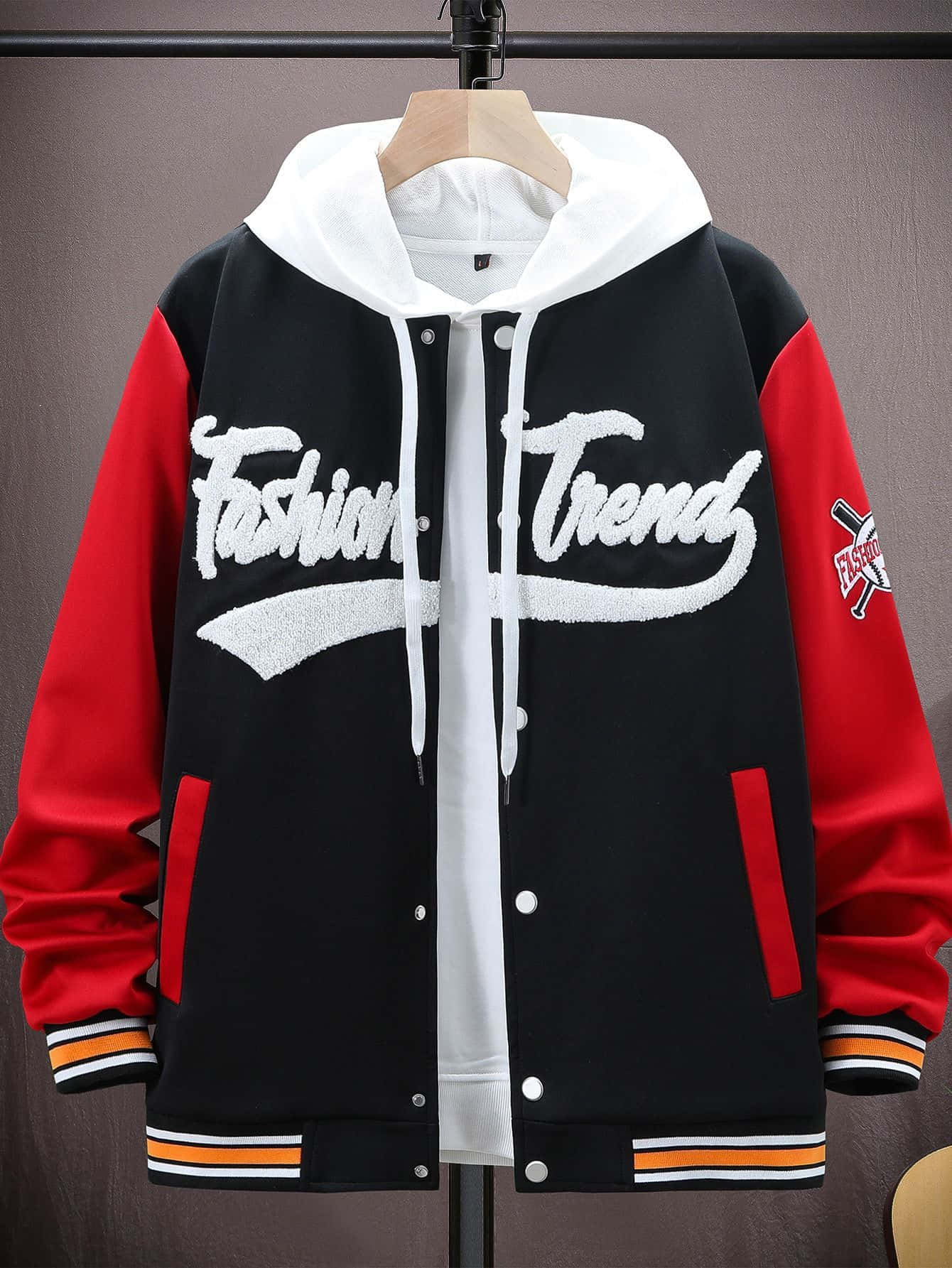Vetements 桌布 壁紙 — 一件黑紅色Varsity外套，帶有白色「Fashion Trend」字樣，掛在木衣架上，背景為深色牆壁。