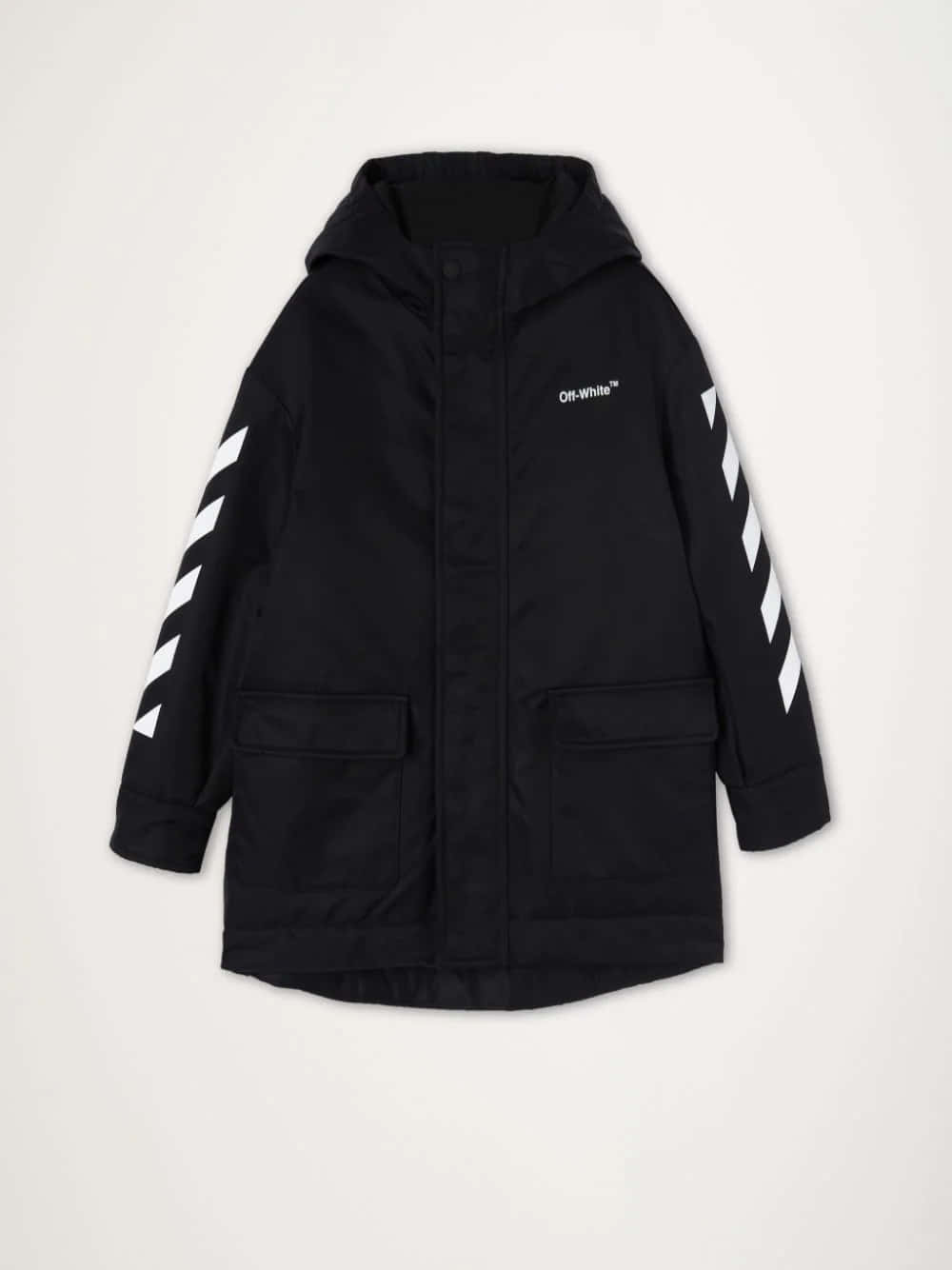 off white 桌布 壁紙 — 一件黑色 Off-White™ 連帽派克大衣，袖子上有醒目的白色人字形條紋，展示在純白色背景上。