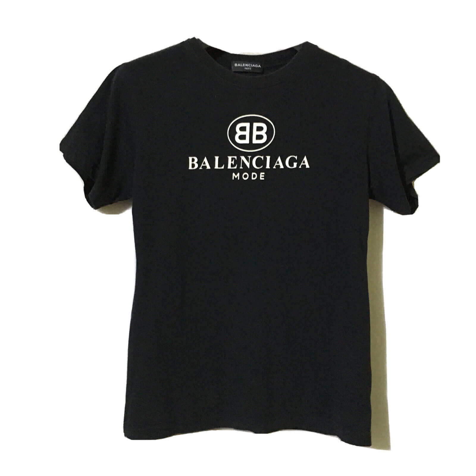 巴黎世家 桌布 壁紙 — 一件黑色Balenciaga Mode T恤，白色標誌顯示在純白色背景上。