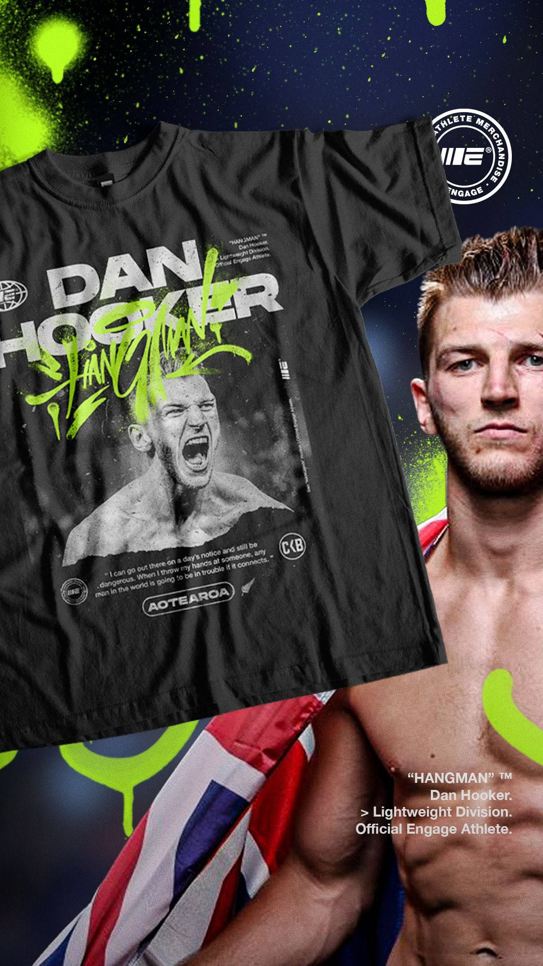 UFC 桌布 壁紙 — 一件黑色T恤，上面印有拳手Dan Hooker的粗獷肖像，搭配螢光綠色塗鴉和披在肩上的英國國旗。