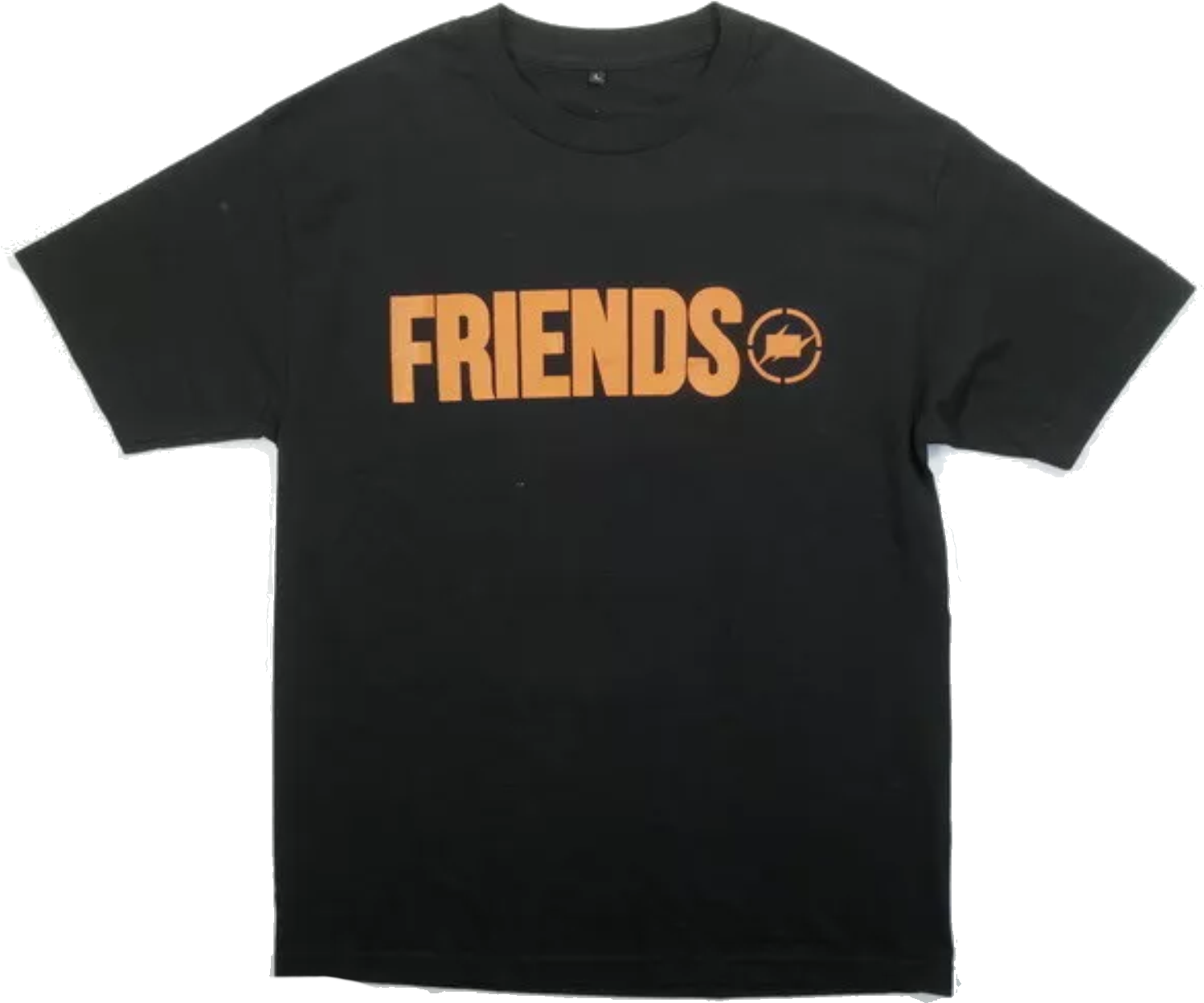Vlone 桌布 壁紙 — 一件黑色T恤，上面有粗體橙色「FRIENDS」文字和圓形標誌，背景簡潔。