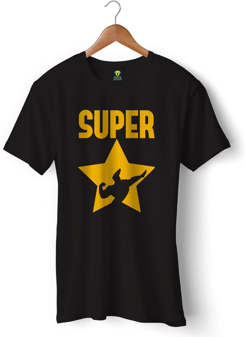 基本款 桌布 壁紙 — 一件黑色T恤，上面有粗體黃色「SUPER」文字和帶有武術家剪影的星星圖案，掛在木衣架上，背景深色。