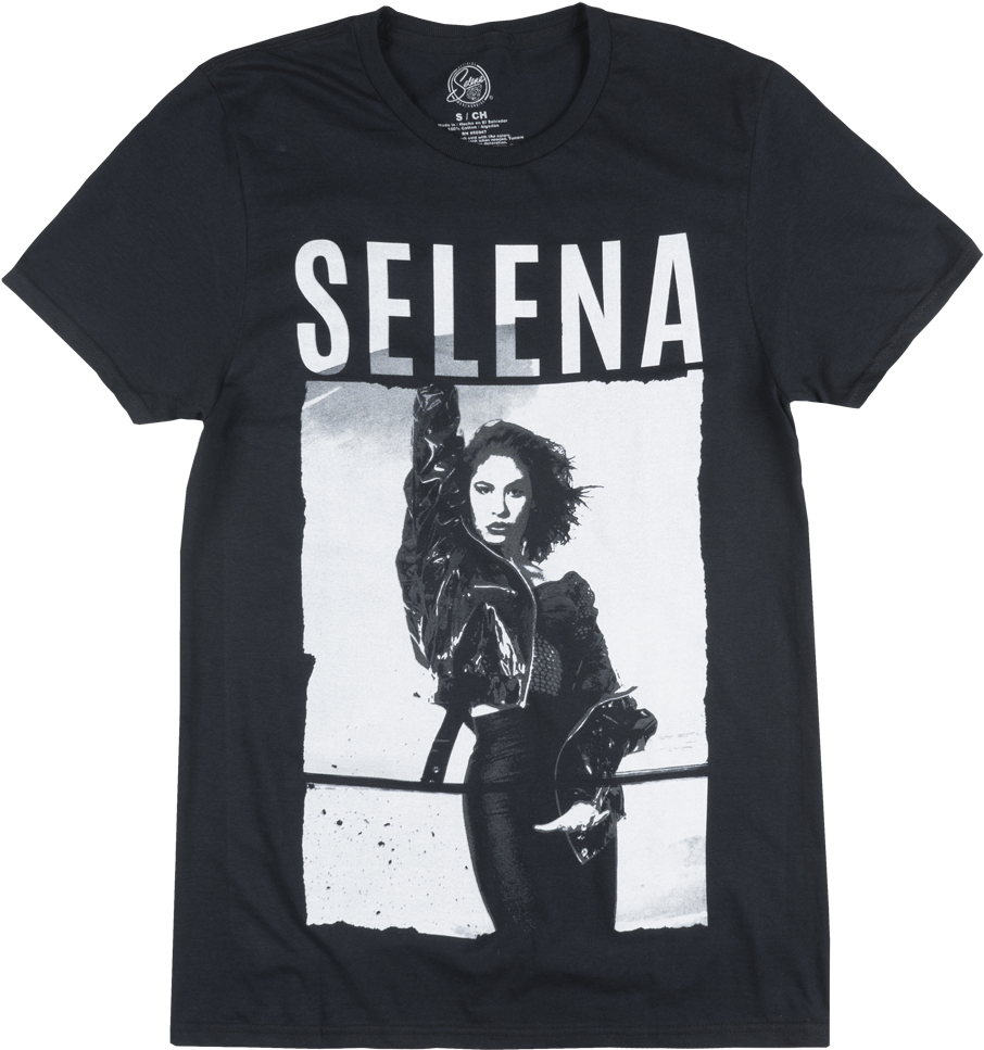 賽琳娜·金塔尼利亞 桌布 壁紙 — 一件黑色T恤上印有粗體白色「SELENA」字樣，以及一張Selena Quintanilla穿著皮夾克的粗糙黑白照片。