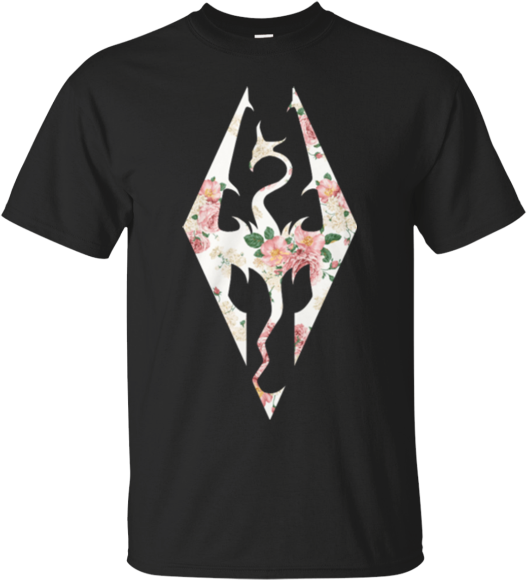 Tshirt 桌布 壁紙 — 一件黑色T恤展示了一個白色Skyrim龍標誌，上面填滿了粉紅色和蜜桃色的花卉圖案，背景為純色。