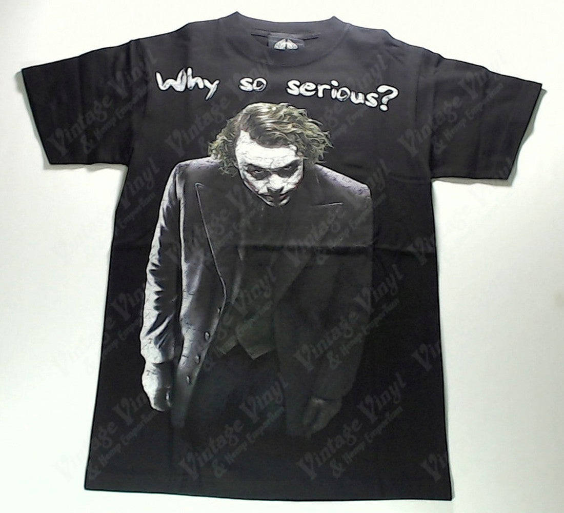 Why So Serious Joker 桌布 壁紙 — 一件黑色T恤展示小丑的黑白圖案，上方有「Why so serious?」文字。