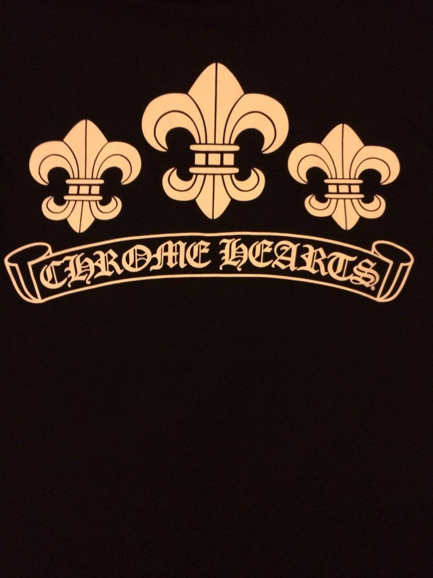 克羅姆哈特 桌布 壁紙 — 一件黑色T恤展示金色Chromatic Hearts標誌，上方有三朵鳶尾花，下方有橫幅。