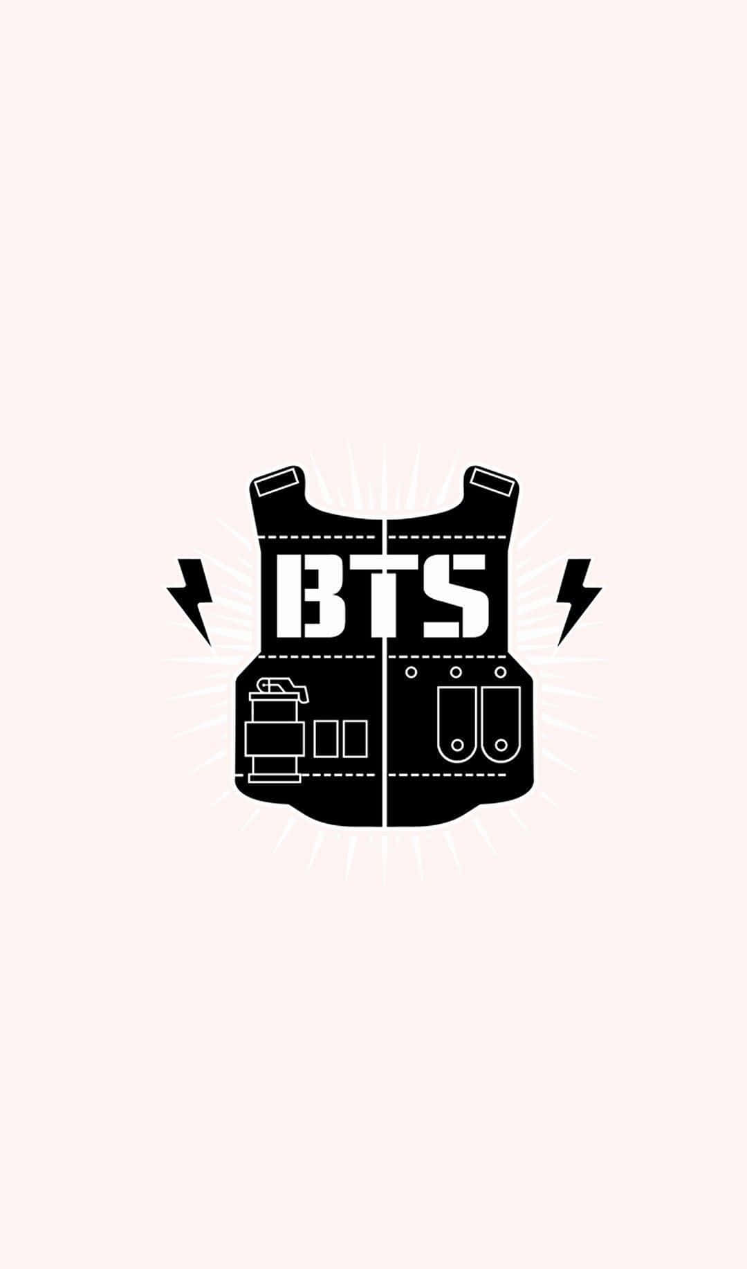Bts Icon 桌布 壁紙 — 一件黑色戰術背心，帶有BTS文字和閃電圖案，背景為柔和粉紅色。