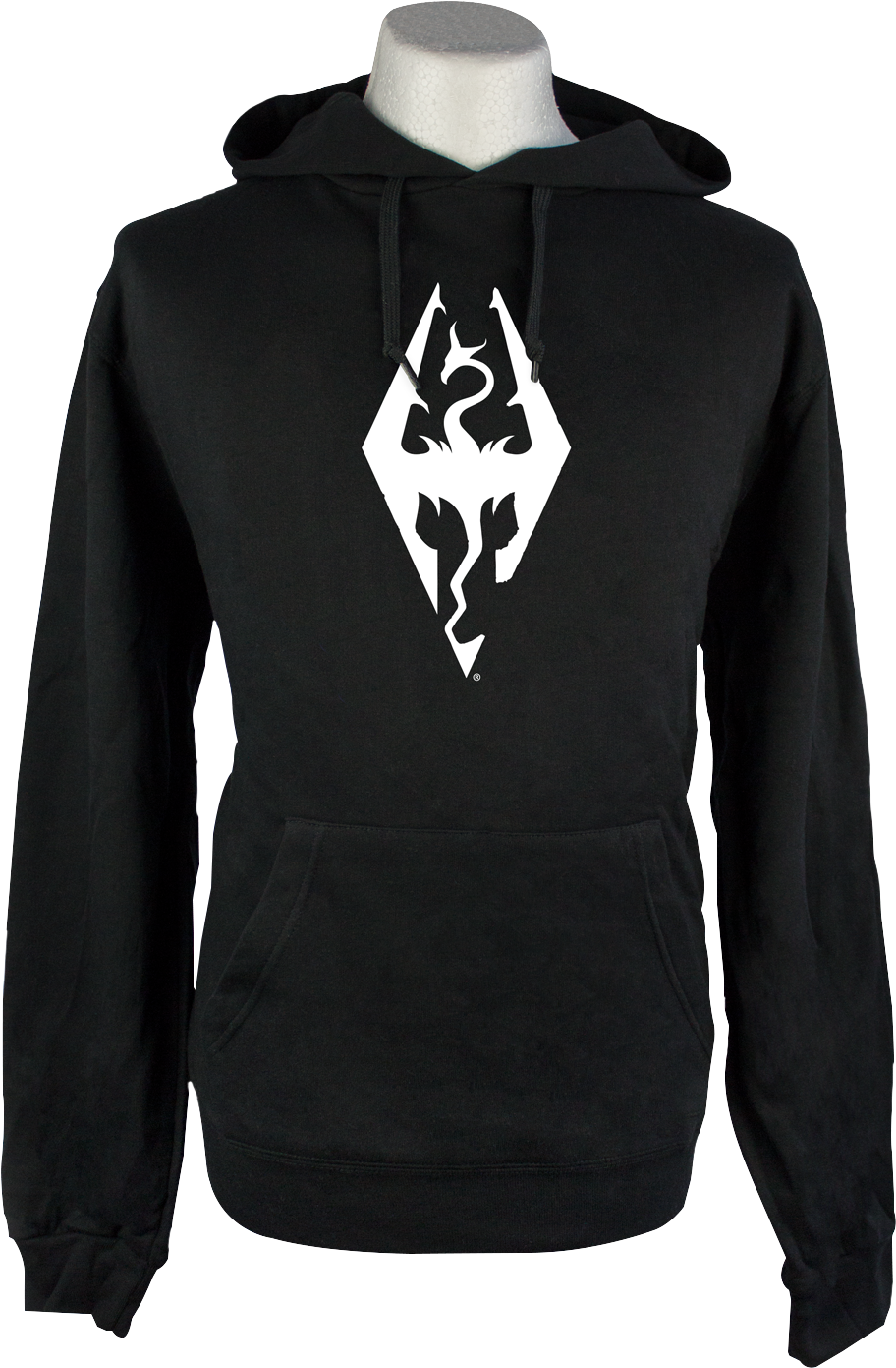 Black Hoodie 桌布 壁紙 — 一件黑色連帽上衣，上面有白色Skyrim龍標誌，展示在深色背景前的模特兒身上。
