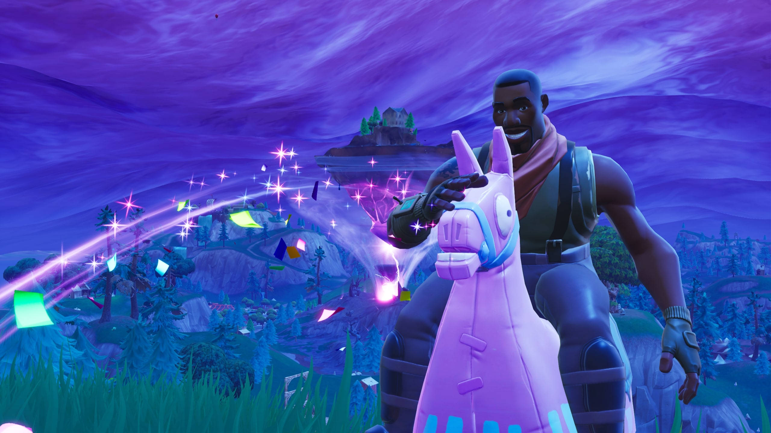 Fortnite 桌布 壁紙 — 一位《要塞英雄》玩家騎著發光的粉紅色羊駝，穿越充滿閃爍魔法效果的鮮豔紫色暮色景觀。