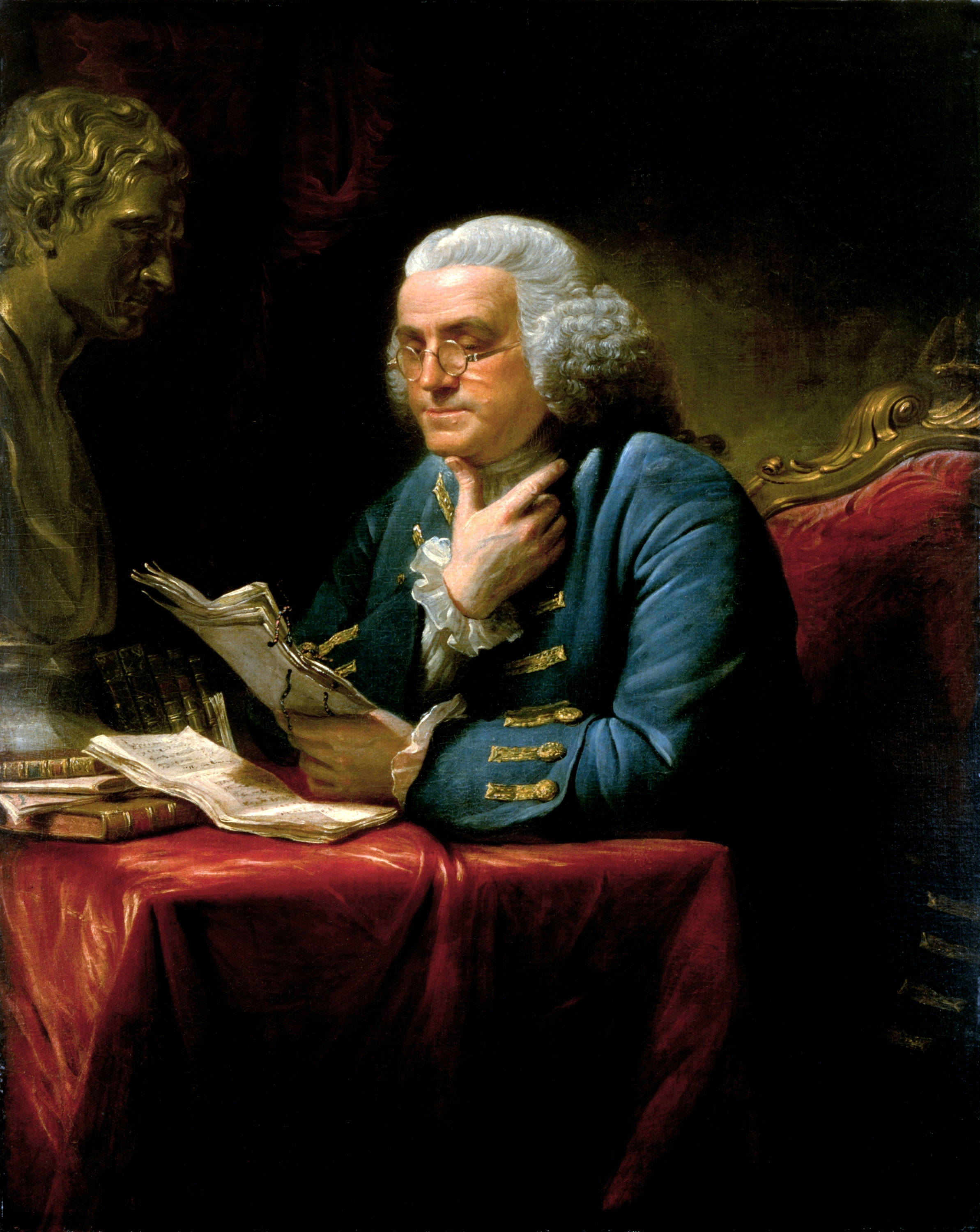 Franklin 桌布 壁紙 — 一位18世紀的紳士，身穿藍色外套、戴著眼鏡，在昏暗的書房裡，在一張鋪著紅布的桌子旁，旁邊有一尊大理石半身像，正在閱讀文件。