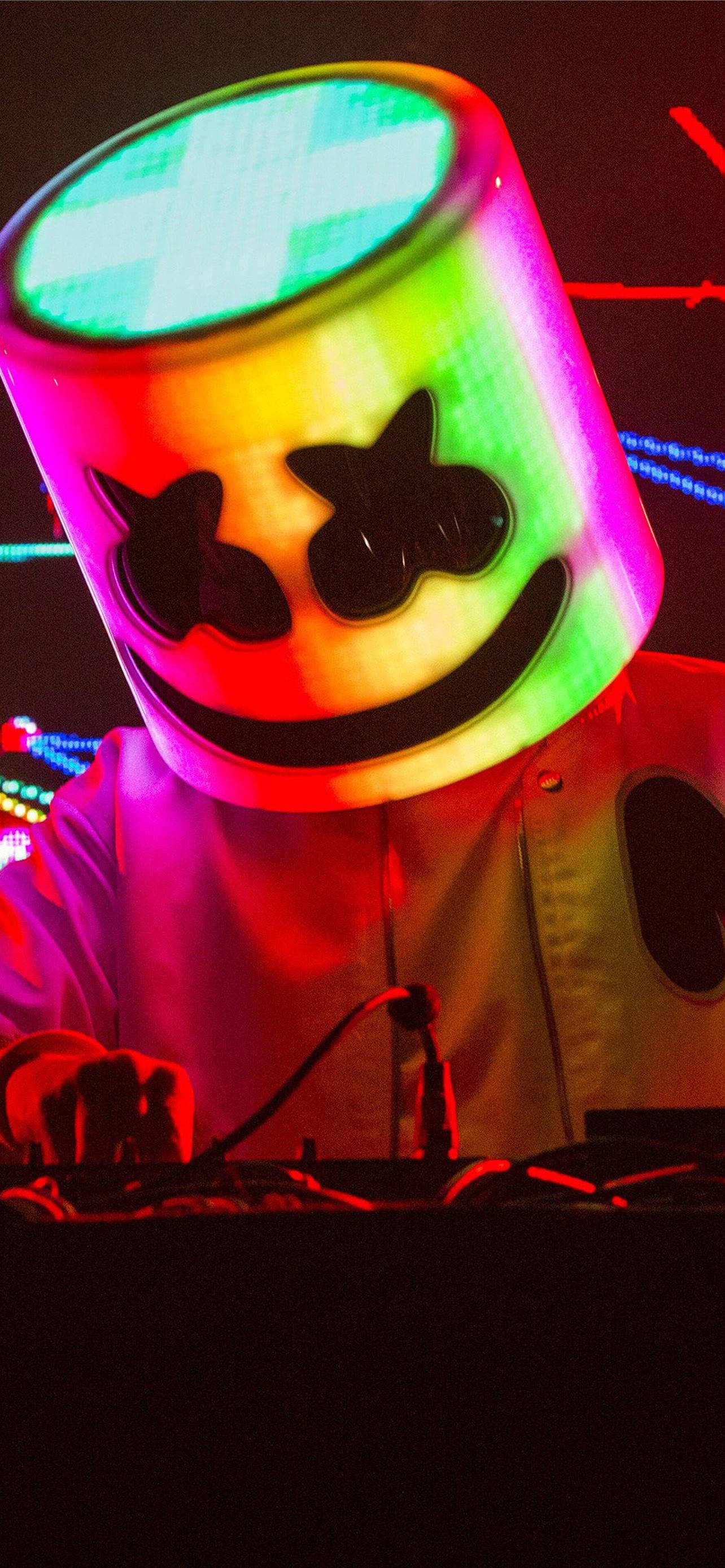 Marshmello 動態圖 桌布 壁紙 — 一位DJ戴著發光的彩虹棉花糖頭盔，露出燦爛的笑容和星星眼，在充滿活力的音樂會上。
