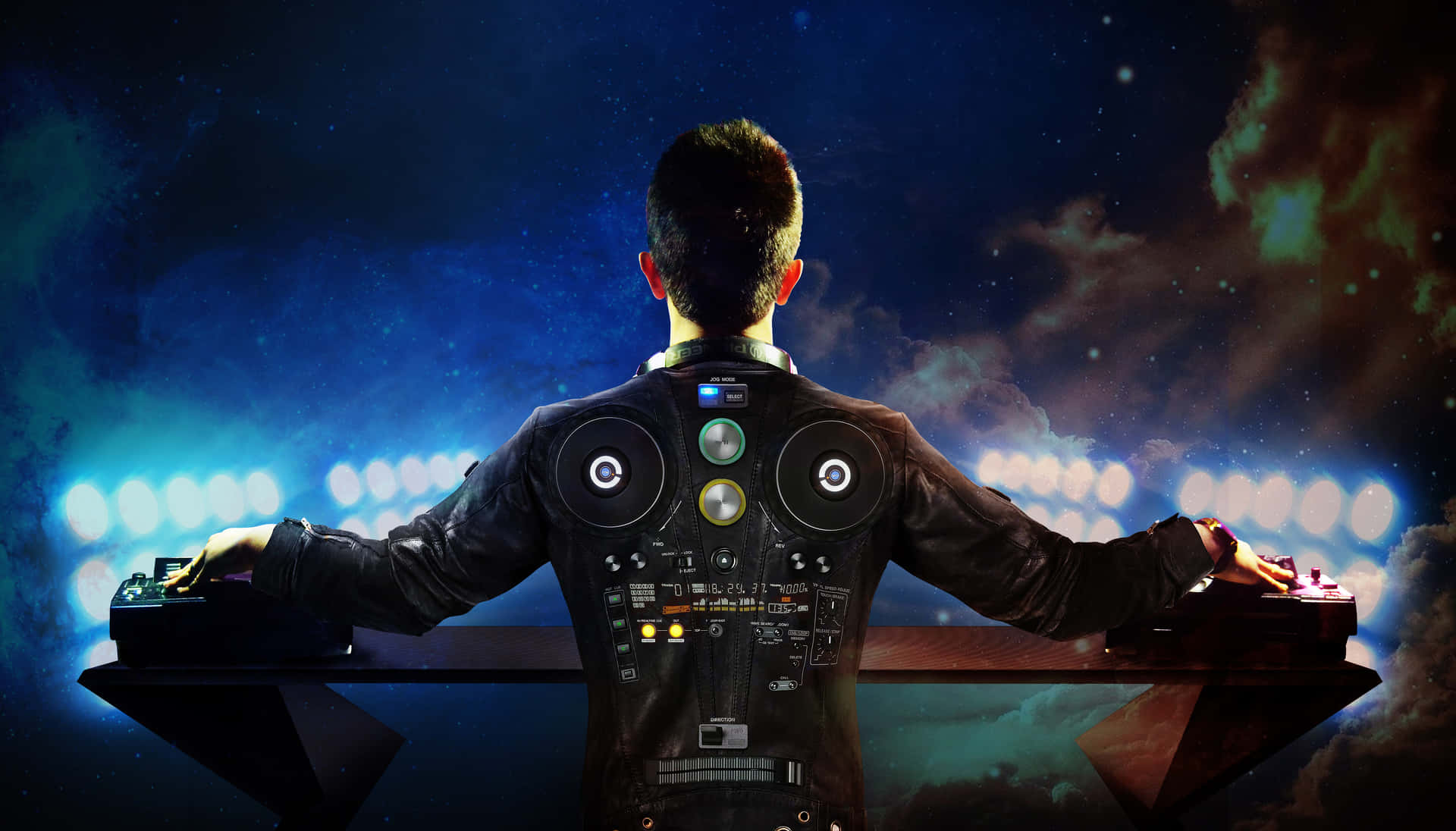 DJ 桌布 壁紙 — 一位DJ背向觀眾站在發光的控制台前，背景是宇宙夜空，有星雲和體育場燈光。
