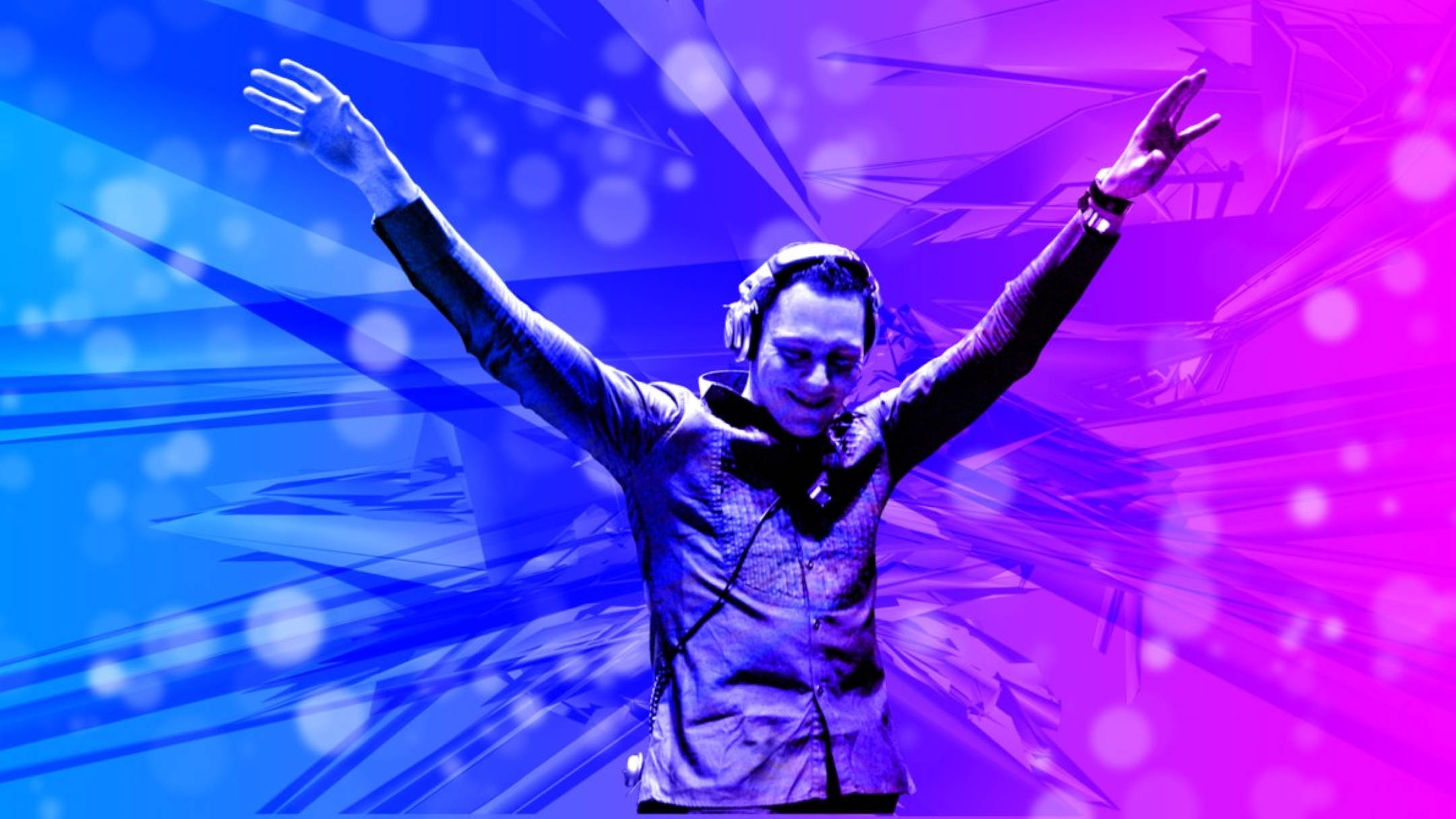 Tiesto 桌布 壁紙 — 一位DJ舉起雙臂，在充滿活力的藍色和紫色光束以及發光的散景效果下慶祝。