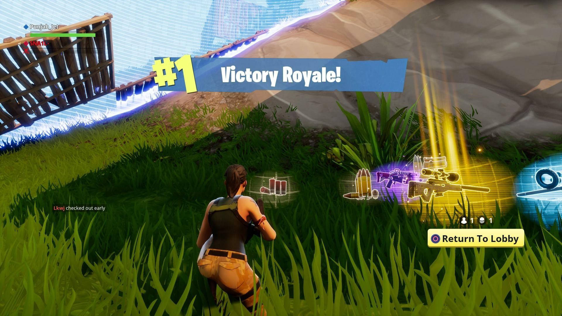 電玩遊戲 桌布 壁紙 — 一位Fortnite玩家在長滿草的山丘上慶祝Victory Royale，周圍有發光的戰利品和頭頂上的藍色勝利旗幟。