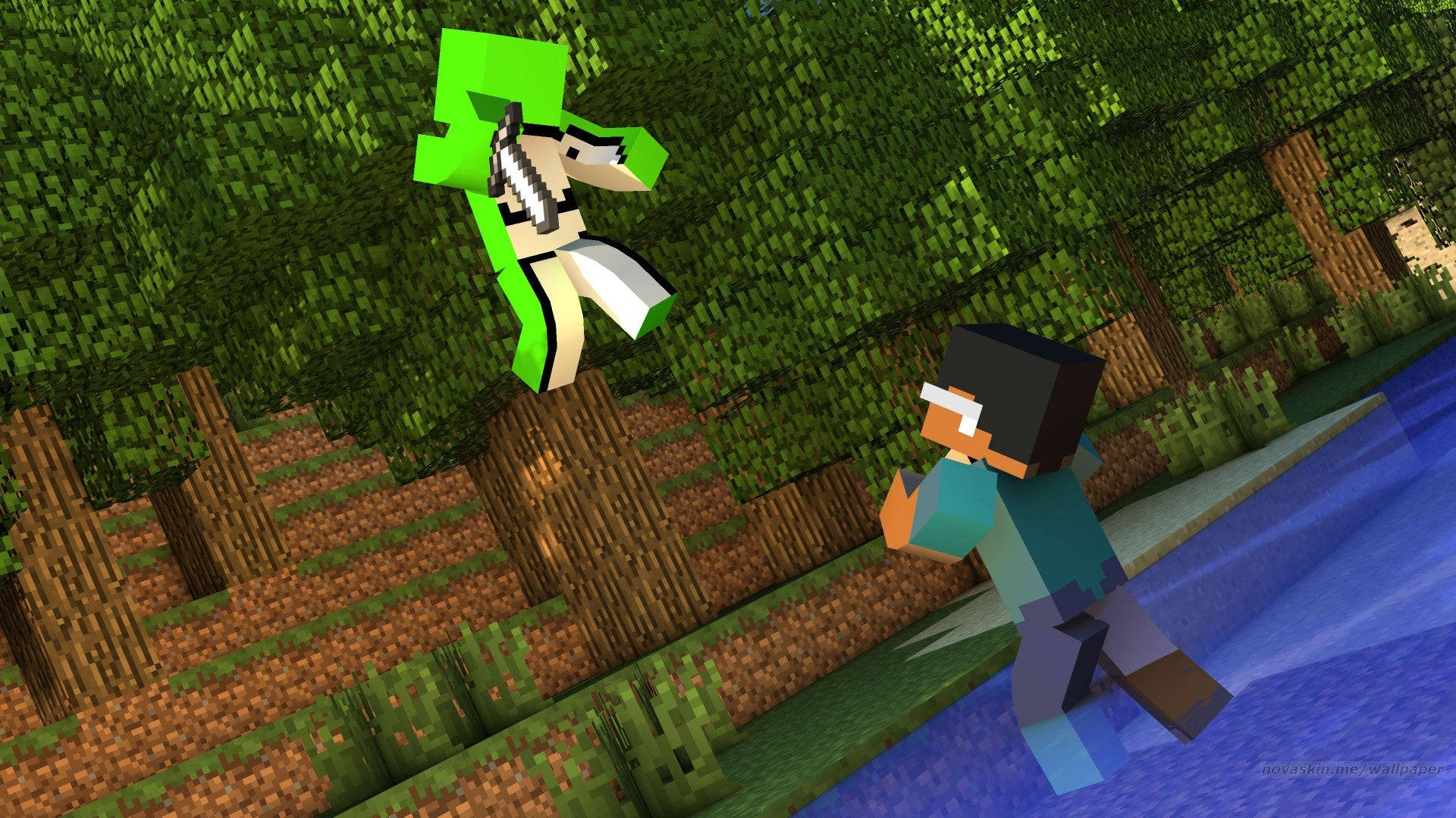 Minecraft玩家在森林河邊閃避綠色苦力怕的爆炸。
