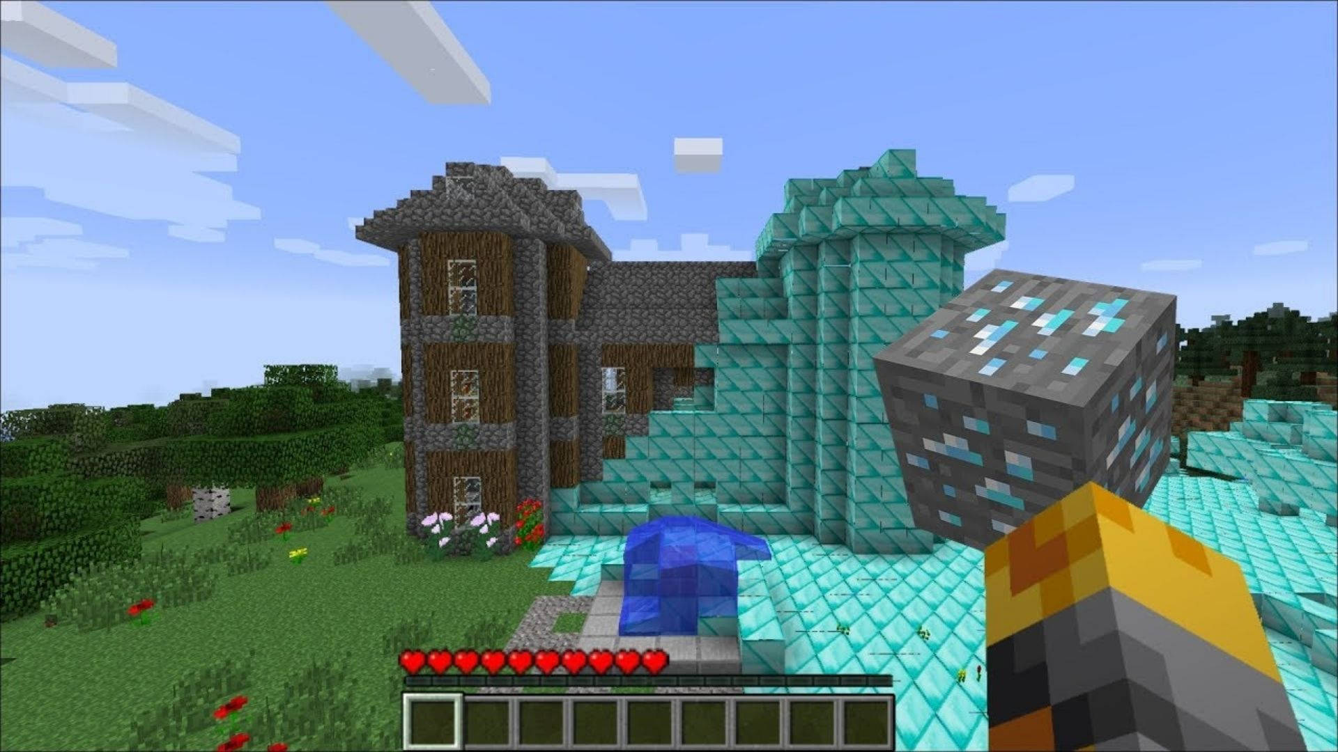 我的世界 鑽石 桌布 壁紙 — 一位Minecraft玩家觀看一個由木頭和鑽石方塊組成的像素房屋，周圍環繞著草花和清澈的藍天。