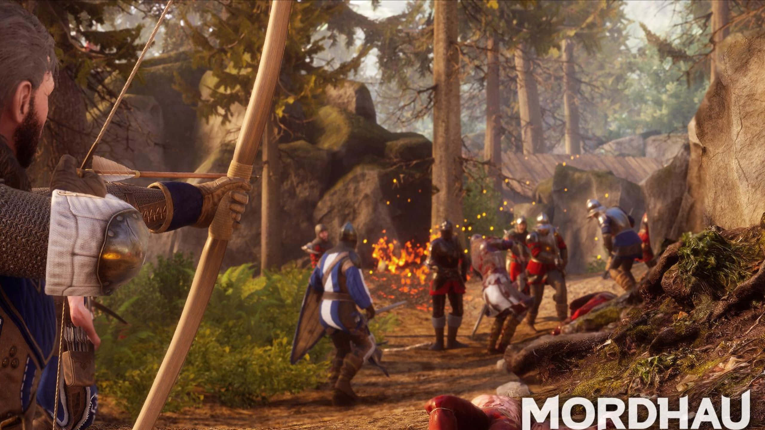 1440p Mordhau 桌布 壁紙 — 一位中世紀弓箭手在森林地形中瞄準正在燃燒營火附近進行混戰的裝甲戰士。