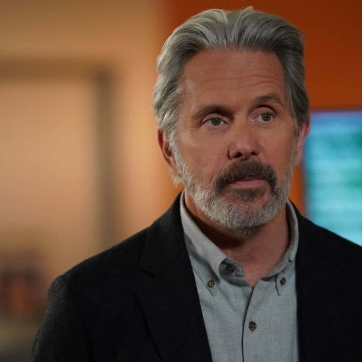 Gary Cole 桌布 壁紙 — 一位中年男子的特寫，他有灰白頭髮和鬍鬚，室內穿著深色西裝外套搭配淺色襯衫。
