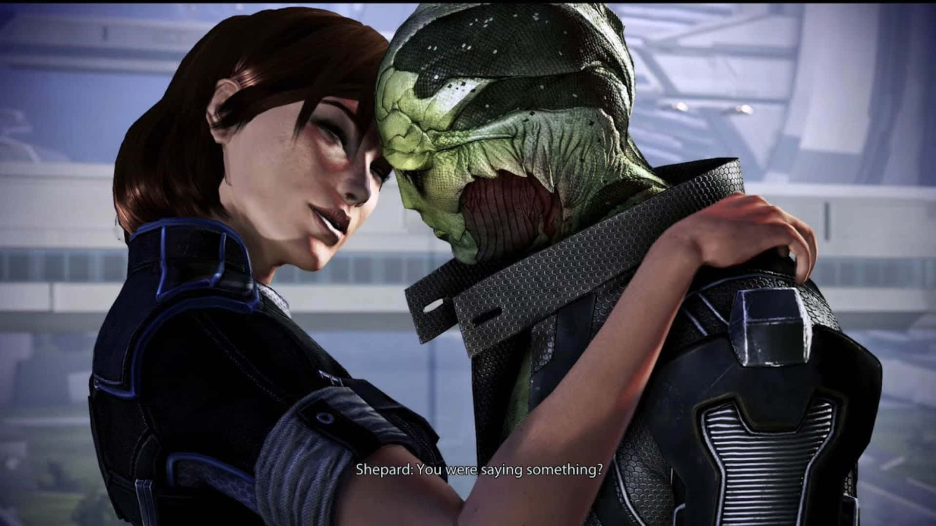 Thane Krios 桌布 壁紙 — 一位人類女性在未來主義場景中擁抱綠色皮膚的外星人，光線柔和，充滿情感親密感。