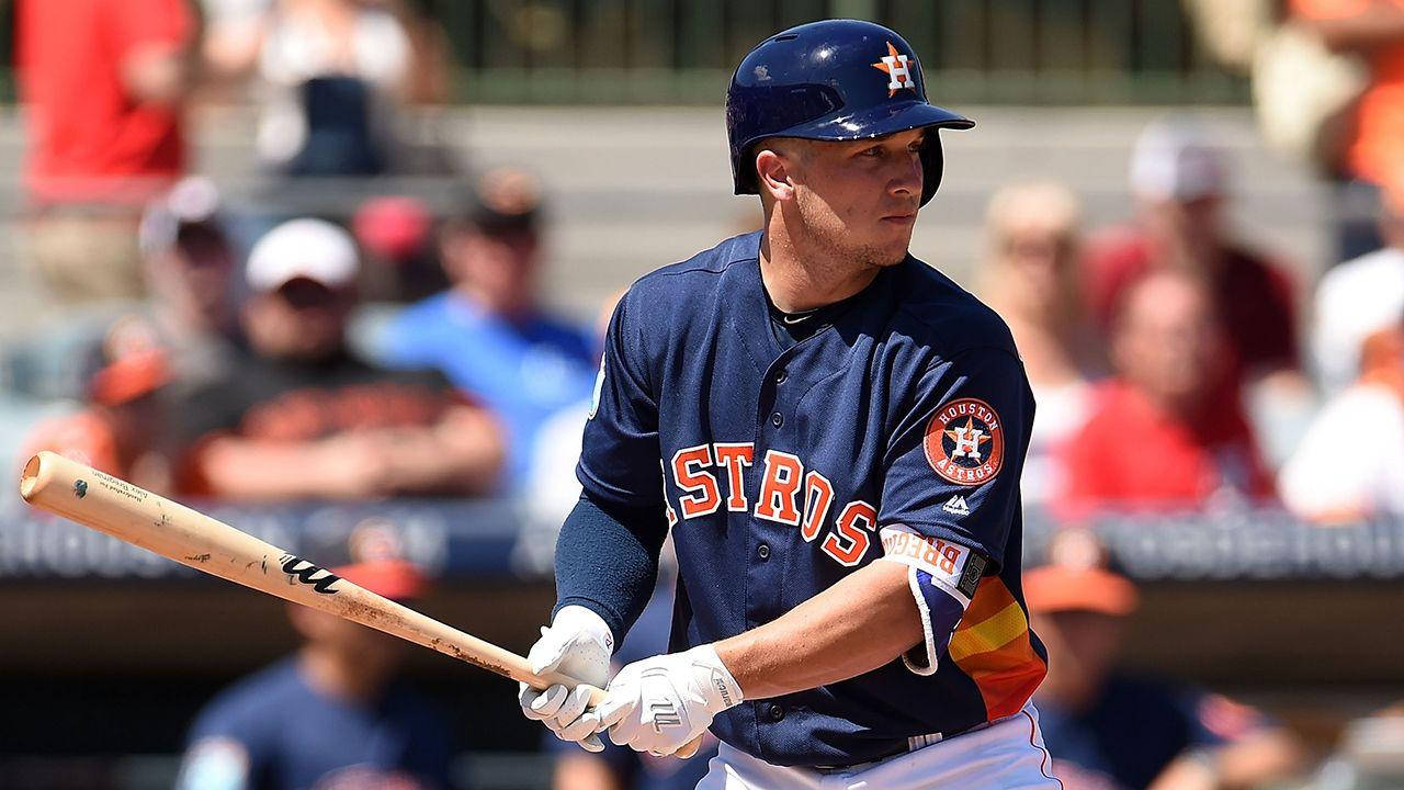Bregman 桌布 壁紙 — 一位休士頓太空人棒球選手在明亮的日間比賽中以專注的姿勢握緊球棒，背景是模糊的觀眾。