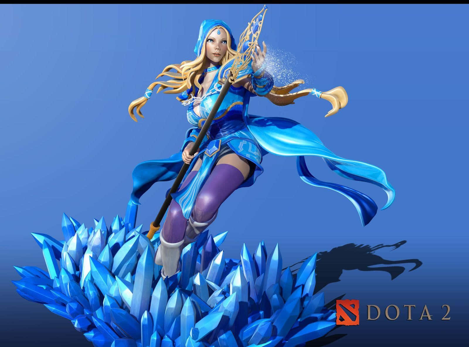 Crystal Maiden 桌布 壁紙 — 一位來自Dota 2、身穿藍色衣服的冰法師站在發光的晶體上，用她的法杖釋放魔法能量。