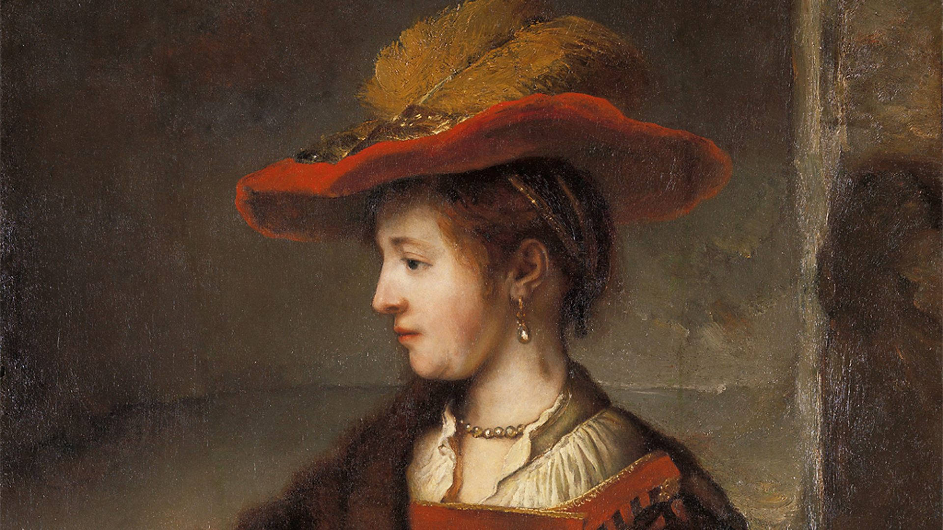 Rembrandt 桌布 壁紙 — 一位側面女士戴著紅色羽毛帽子和珍珠項鍊，背景是柔和石牆。