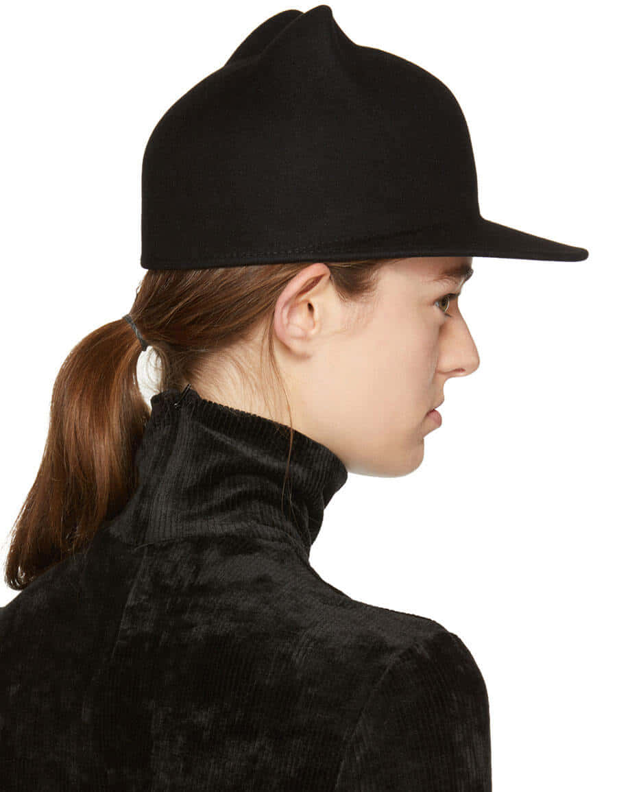 Clothes 桌布 壁紙 — 一位側面女士戴著黑色騎馬帽和相配的天鵝絨高領毛衣，背景是純白色。