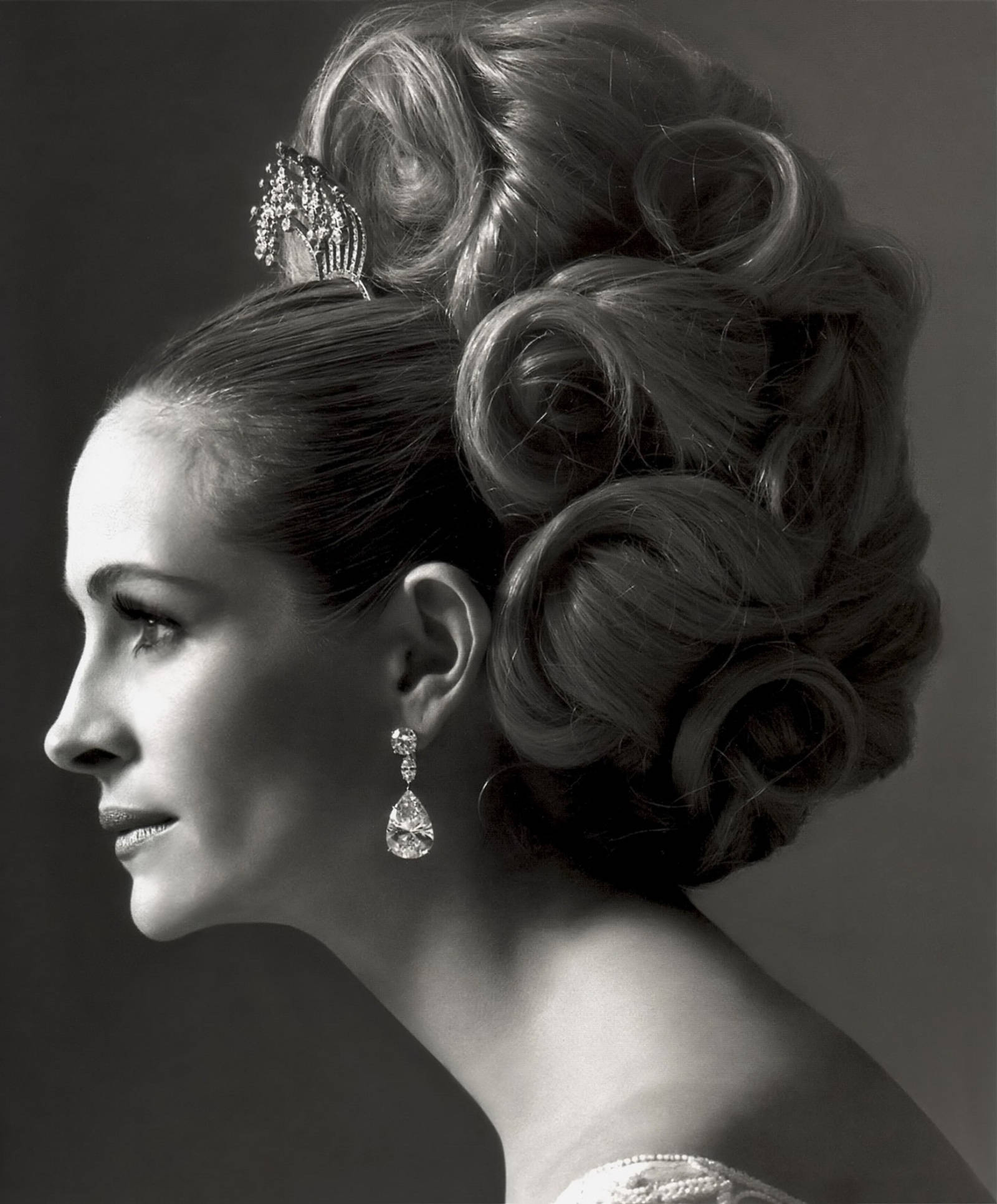 Julia Roberts 桌布 壁紙 — 一位側面女性的黑白肖像，擁有精緻的高髻髮型，飾有頭飾和垂墜的鑽石耳環。