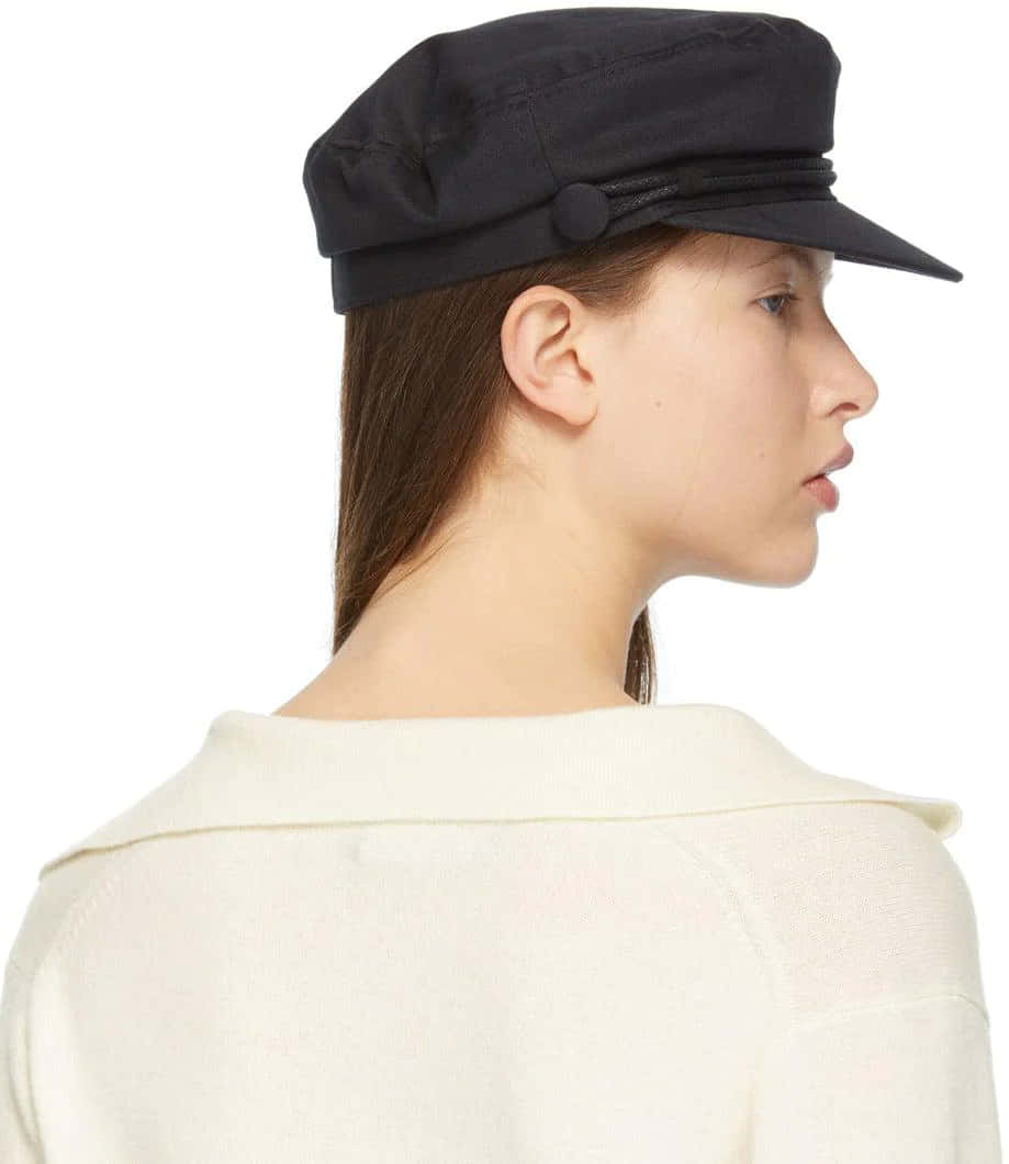 Clothes 桌布 壁紙 — 一位側面輪廓的女性，戴著黑色帽子，穿著奶油色毛衣，背景是純白色。