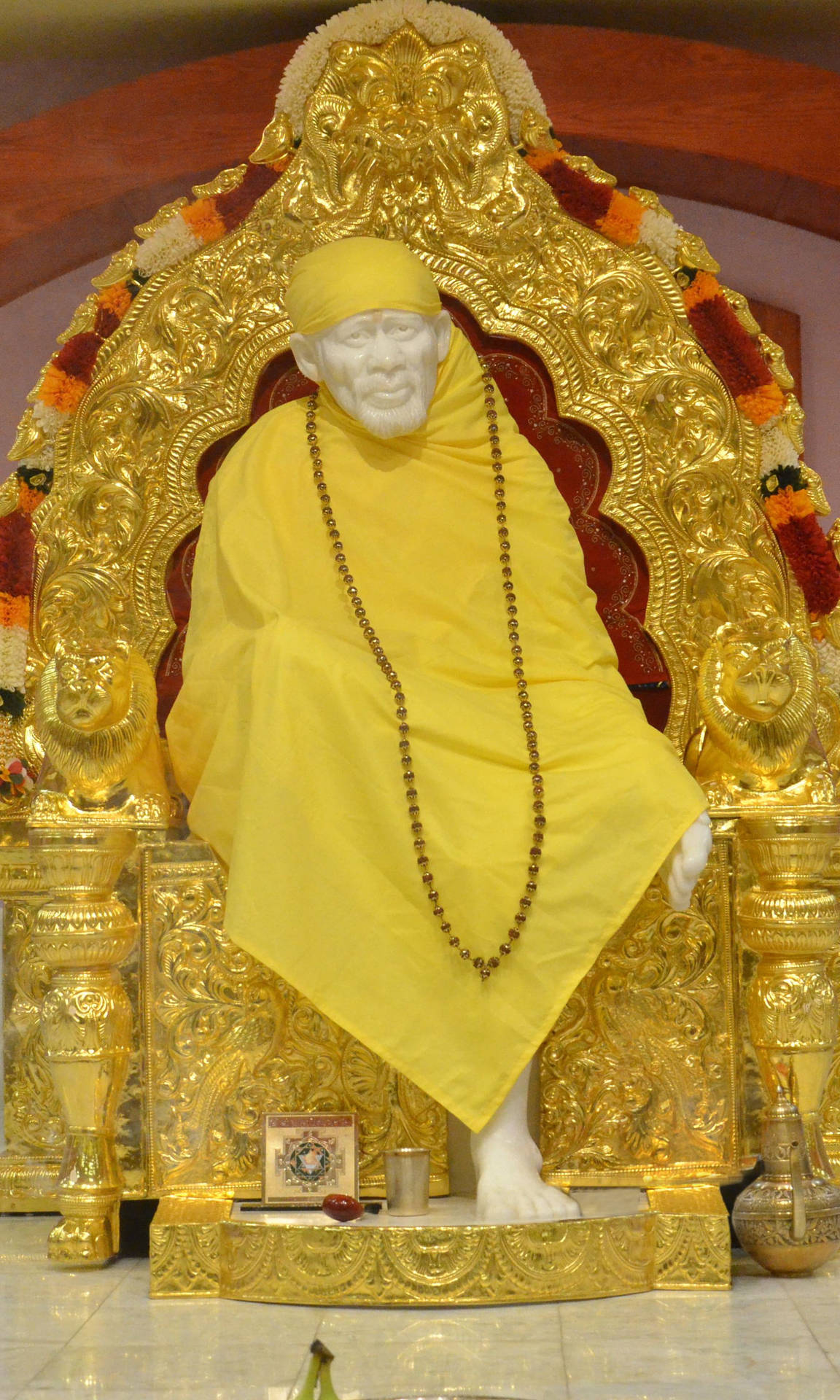 金色寶座，白色雕像披著黃布和花環。 — Sai Baba 高畫質壁紙 壁紙