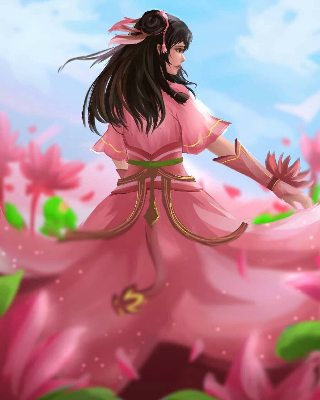 Guinevere 桌布 壁紙 — 一位優雅的動漫女孩穿著飄逸的粉紅色連衣裙，站在盛開的蓮花中，背景是柔和的藍天。