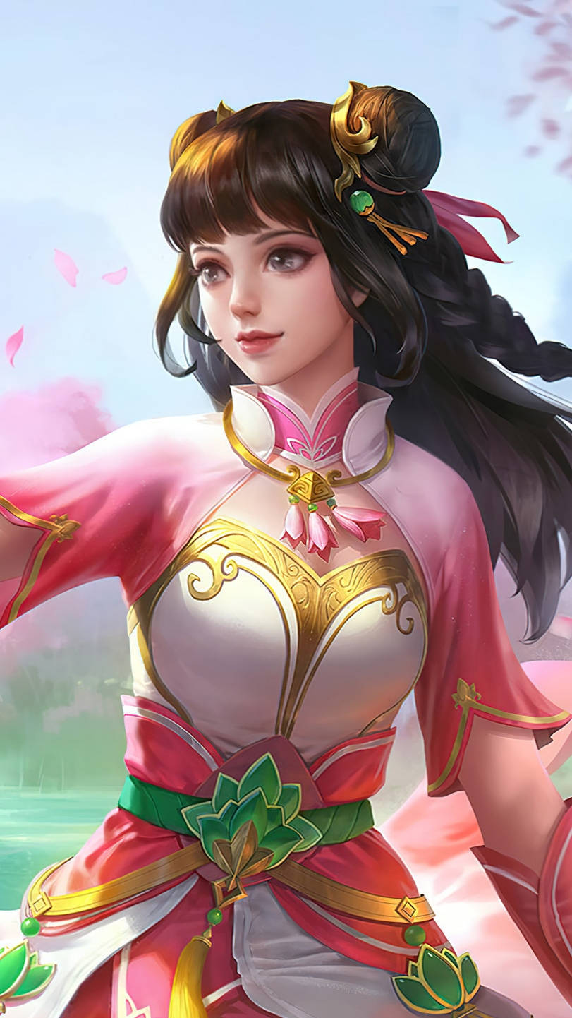 Guinevere 桌布 壁紙 — 一位優雅的動漫風格女性，身穿華麗的粉紅與金色傳統服飾，佇立在飄落的櫻花之中。