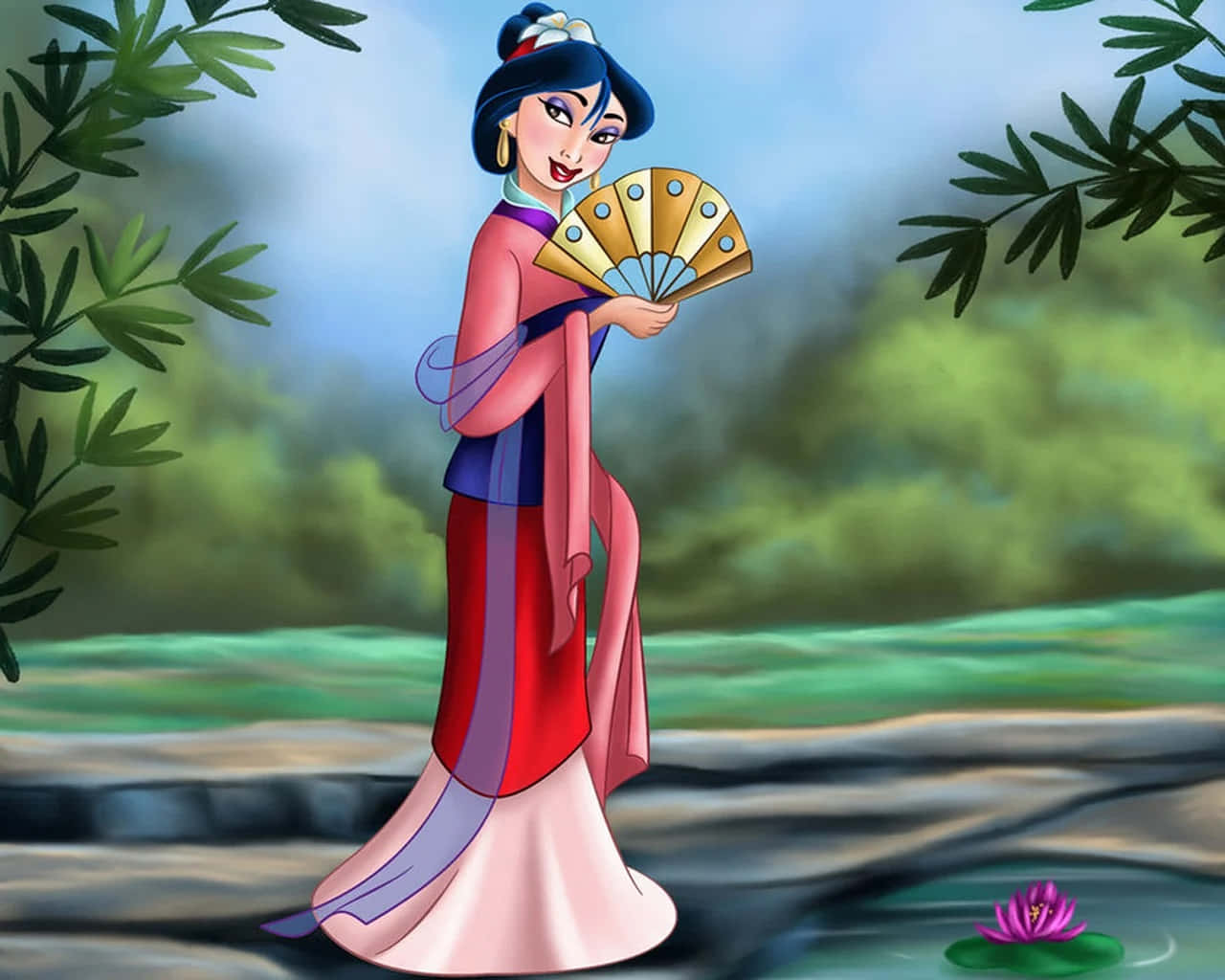 Mulan 桌布 壁紙 — 一位優雅的動畫女子身穿傳統粉紅色和紅色長袍，在池塘邊拿著一把金色扇子，池塘裡有一朵紫色蓮花。