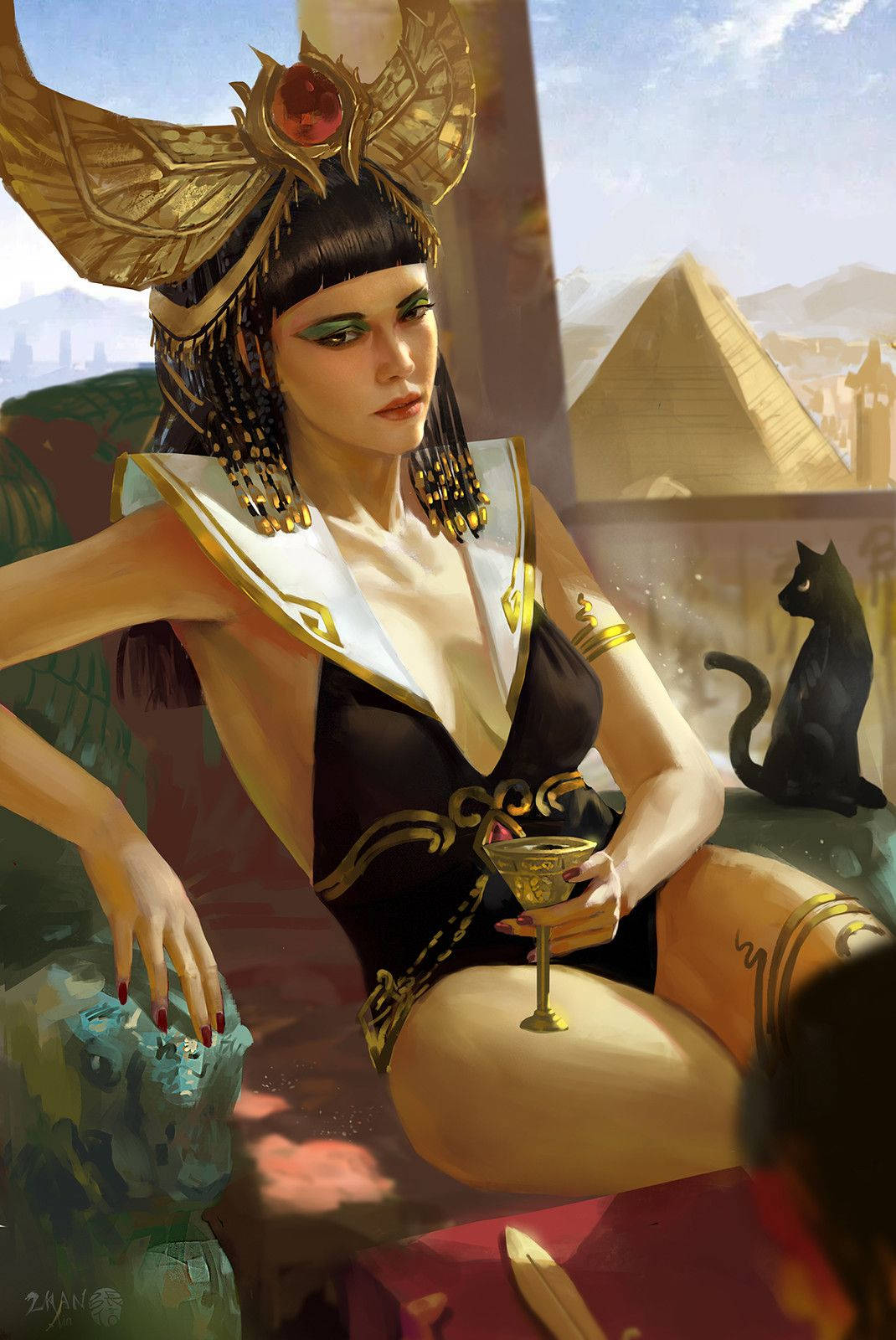 Cleopatra 桌布 壁紙 — 一位優雅的埃及女王，戴著金色頭飾，與貓咪同伴在金字塔旁閒躺，手持高腳杯。