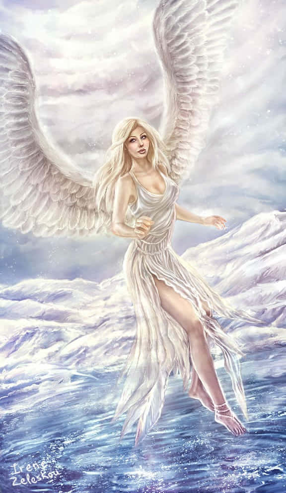 Beautiful Angel 桌布 壁紙 — 一位優雅的天使，擁有飄逸的白色翅膀和長袍，在柔和的雲天下，寧靜地漂浮在白雪皚皚的山景之上。