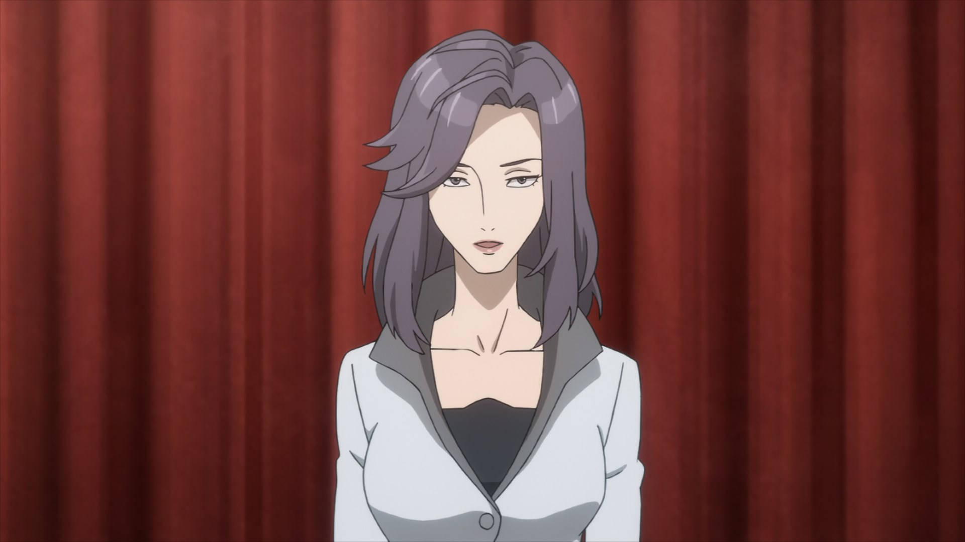 Parasyte 桌布 壁紙 — 一位優雅的灰髮動漫女性，身穿俐落的灰色西裝外套，站在華麗的紅色窗簾前。