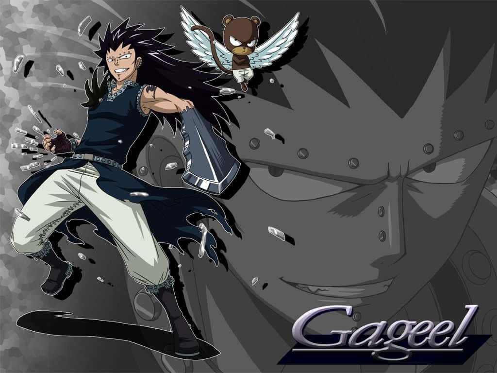 Gajeel Redfox 桌布 壁紙 — 一位充滿動感的動漫戰士，擁有尖刺頭髮和一隻帶翅膀的猴子夥伴，在黑暗的裝甲面孔背景下向前躍進。