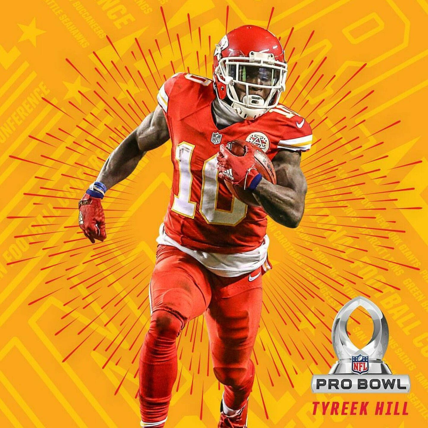 Tyreek Hill 桌布 壁紙 — 一位充滿活力的NFL球員身穿紅色球衣，手持橄欖球向前衝刺，背景是鮮豔的橙色，帶有放射線和Pro Bowl獎盃。