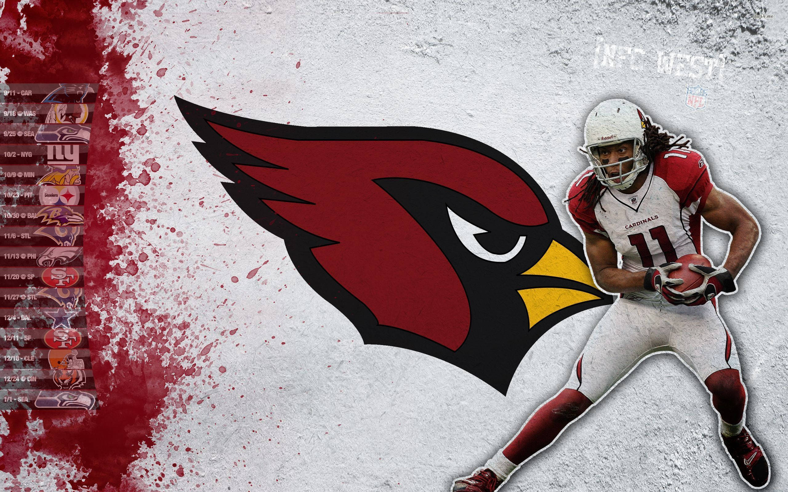 Cardinals 桌布 壁紙 — 一位充滿活力的亞利桑那紅雀隊美式足球員，身穿紅白裝備，在紋理紅白背景上，持球跑過球隊的紅雀標誌旁。