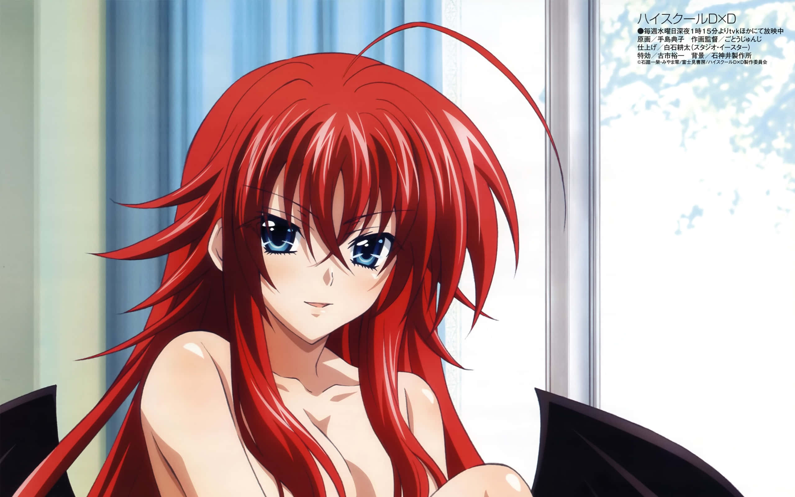Rias Gremory 桌布 壁紙 — 一位充滿活力的動漫女孩，擁有火紅的頭髮和銳利的藍色眼睛，在陽光照耀的窗邊溫柔地凝視。