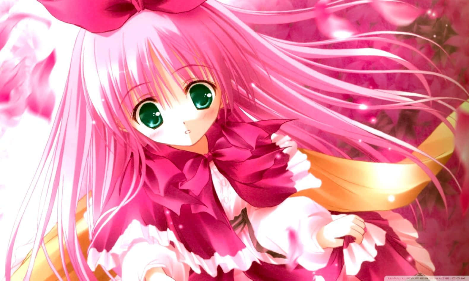 Cute Aesthetic Anime Desktop 桌布 壁紙 — 一位充滿活力的動漫女孩，擁有長長的粉紅色頭髮和綠色眼睛，穿著荷葉邊粉紅色連衣裙，背景是發光的粉紅色花卉背景。