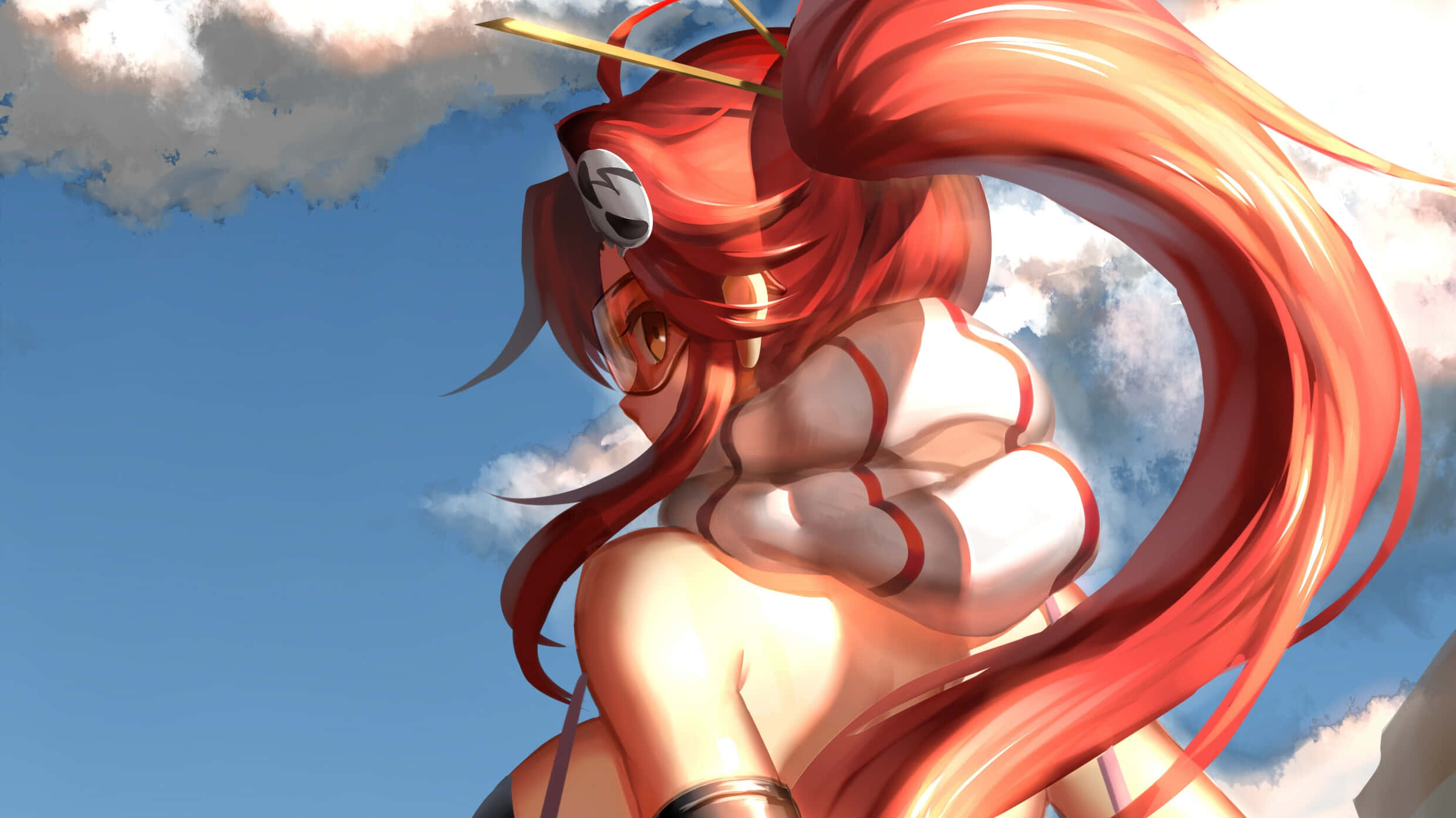 yoko littner 桌布 壁紙 — 一位充滿活力的動漫女孩，擁有飄逸的紅髮和白色服裝，在藍天白雲的背景下擺出姿勢。