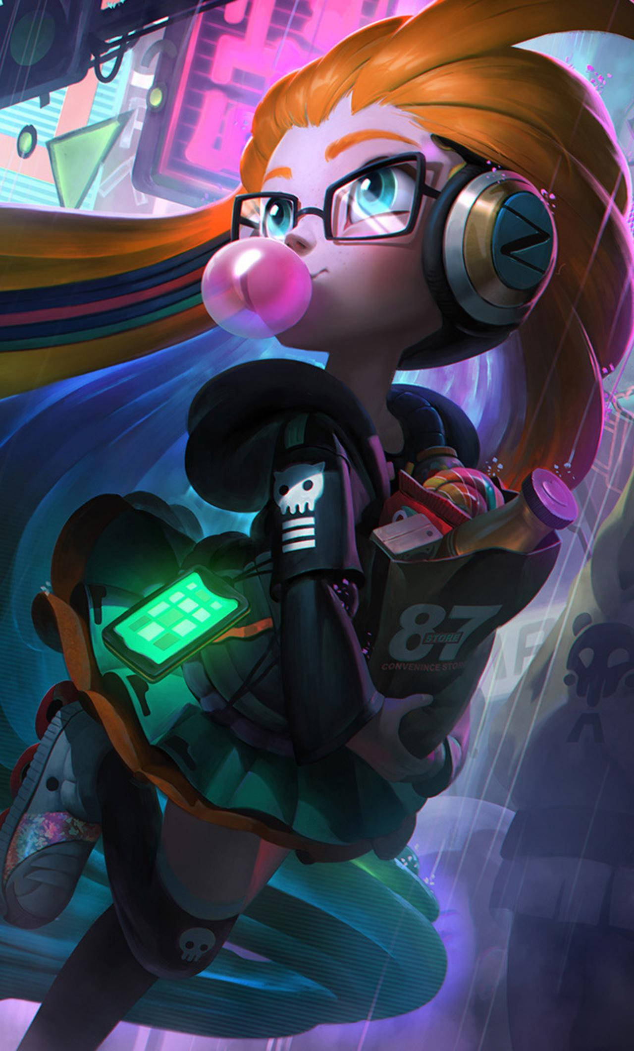 League Of Legends Phone 桌布 壁紙 — 一位充滿活力的動漫女孩，橙色頭髮戴著眼鏡，在霓虹燈照亮的賽博龐克城市景觀中戴著耳機吹出粉紅色泡泡糖。
