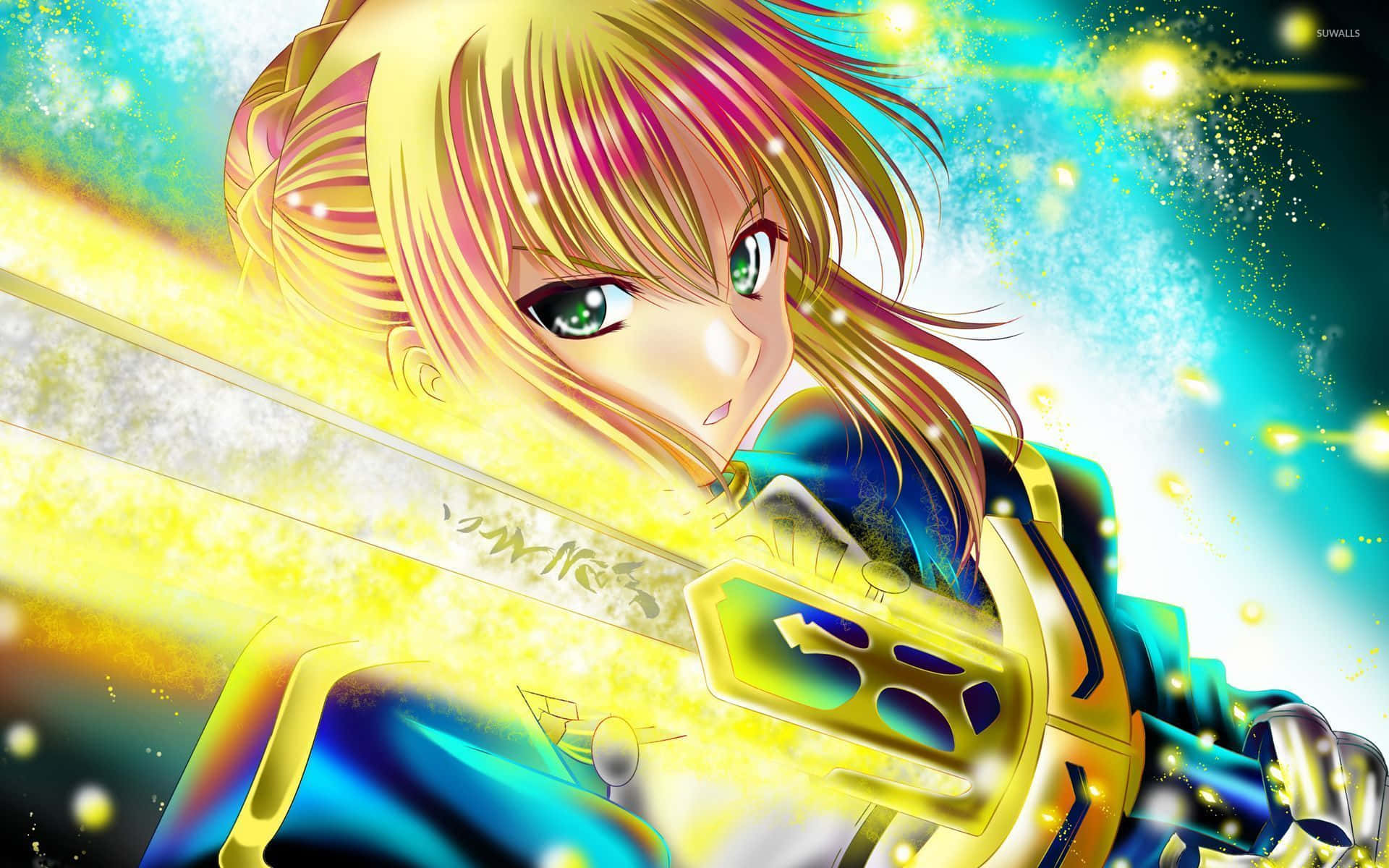 Saber Fate Stay Night 桌布 壁紙 — 一位充滿活力的動漫女孩，金髮綠眼，在閃爍的青綠色和黃色背景下揮舞著發光的劍。