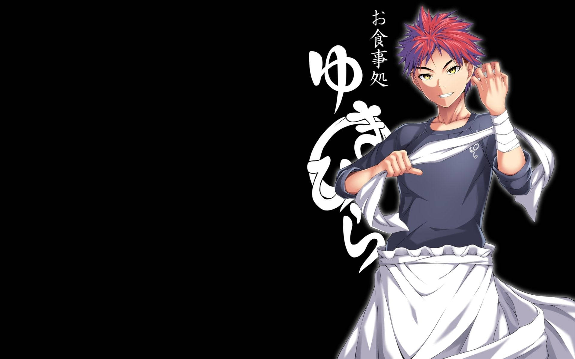 food wars shokugeki no soma 桌布 壁紙 — 一位充滿活力的動漫廚師，擁有尖刺的紅髮，在帶有日文字樣的純黑背景上自信地揮舞著刀。